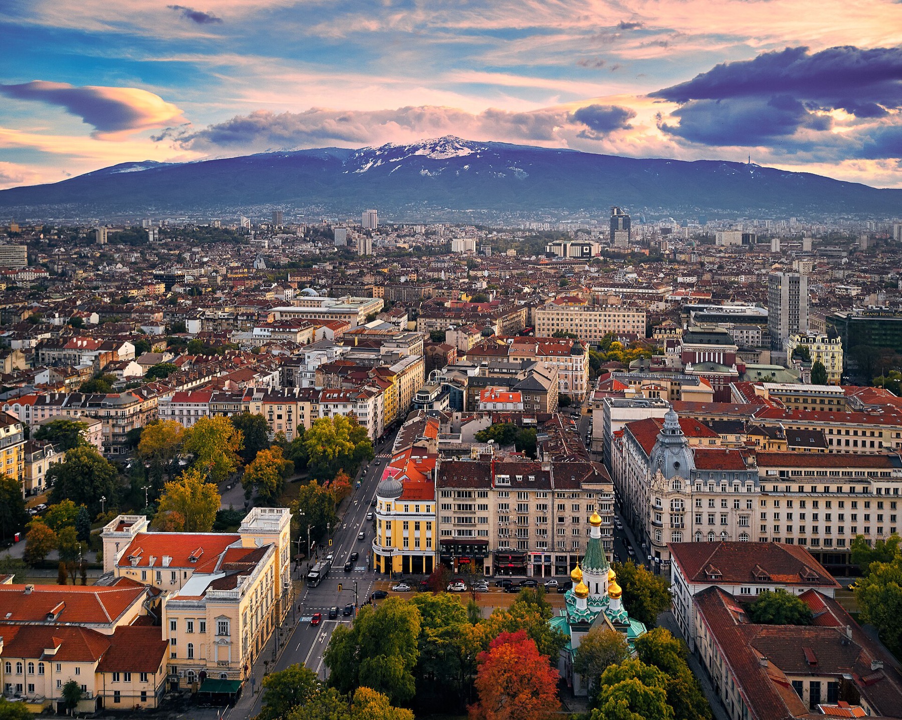 Panorama centra Sofie s masivem Vitoše nad městem