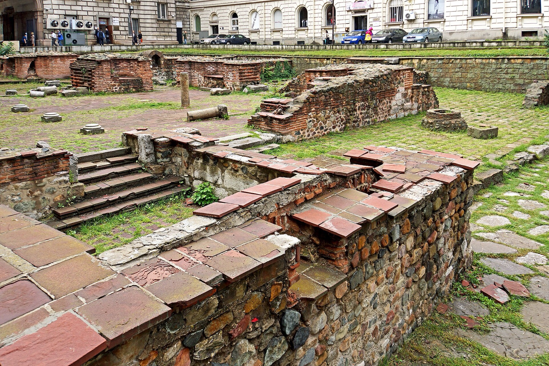 Sofía, Bulgaria 2026: 18 consejos, qué ver + precios y transporte 4 Calles romanas descubiertas de la antigua Serdica en el centro de Sofía