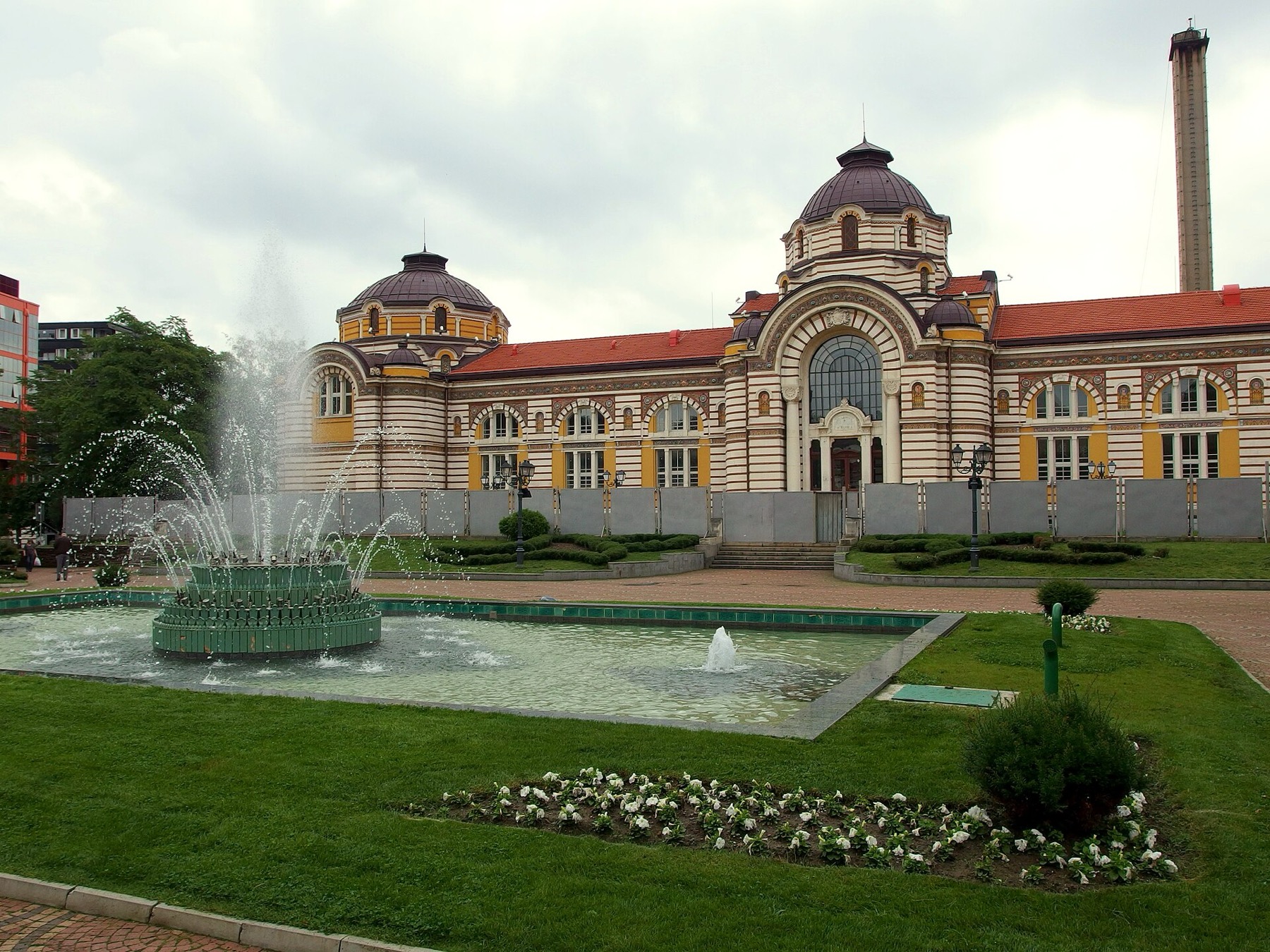 Sofía, Bulgaria 2026: 18 consejos, qué ver + precios y transporte 12 Edificio de los Baños Centrales, junto al cual fluyen grifos de libre acceso con agua mineral
