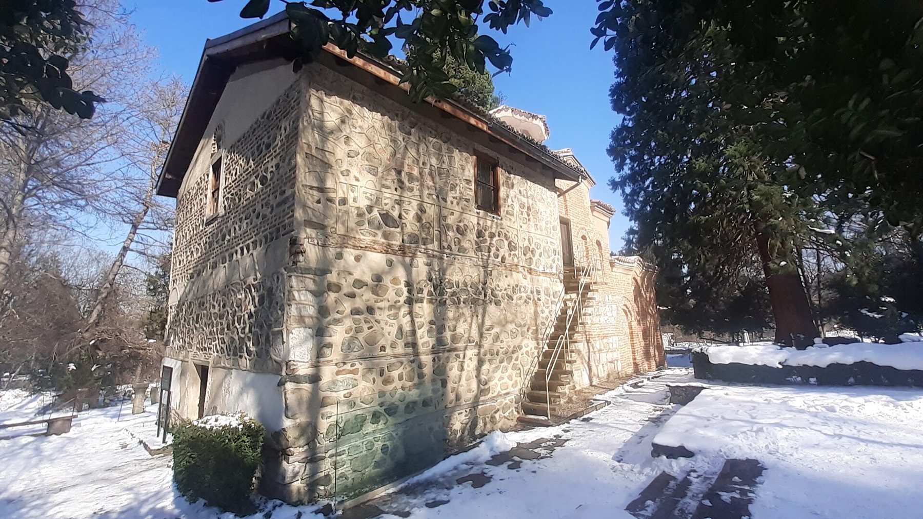 Sofía, Bulgaria 2026: 18 consejos, qué ver + precios y transporte 17 Iglesia de Boyana inscrita en la UNESCO, donde caben solo nueve personas