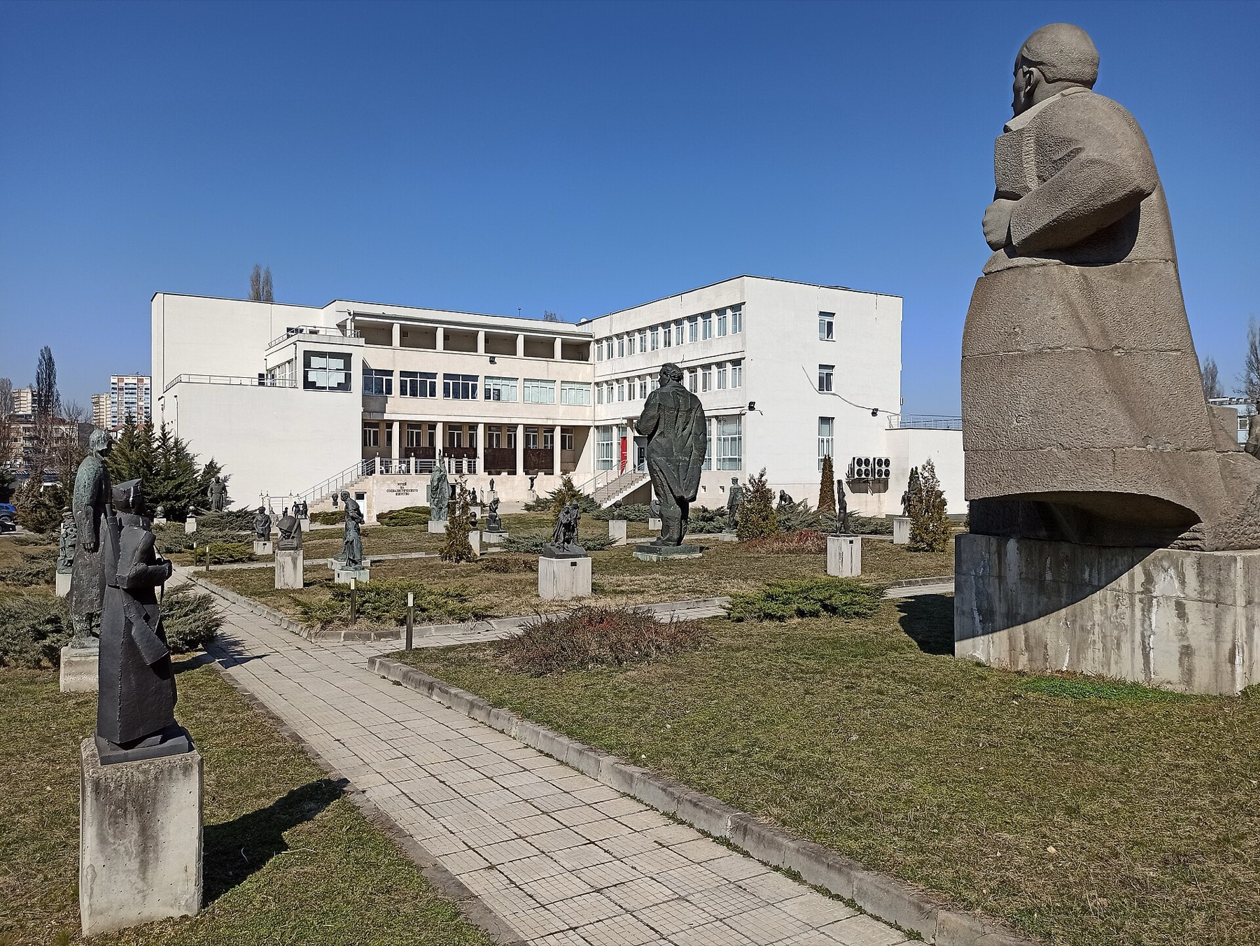 Sofía, Bulgaria 2026: 18 consejos, qué ver + precios y transporte 20 Estatuas en el jardín del Museo de Arte Socialista en Sofía