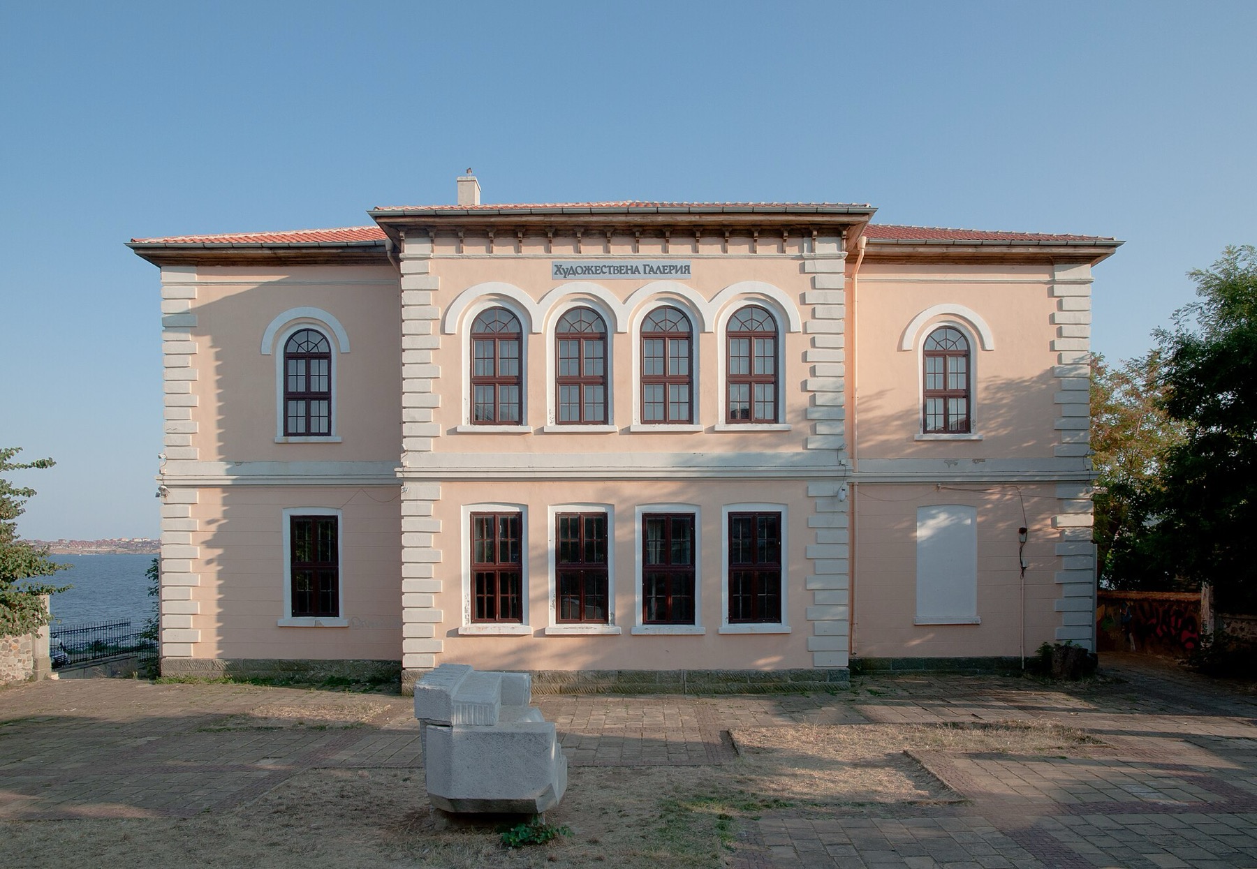 Sozopol, Bulgarien: 15 Tipps, was du in der ältesten Stadt am Meer sehen solltest + Preise 9 Kunstgalerie im Gebäude der alten Schule in Sozopol
