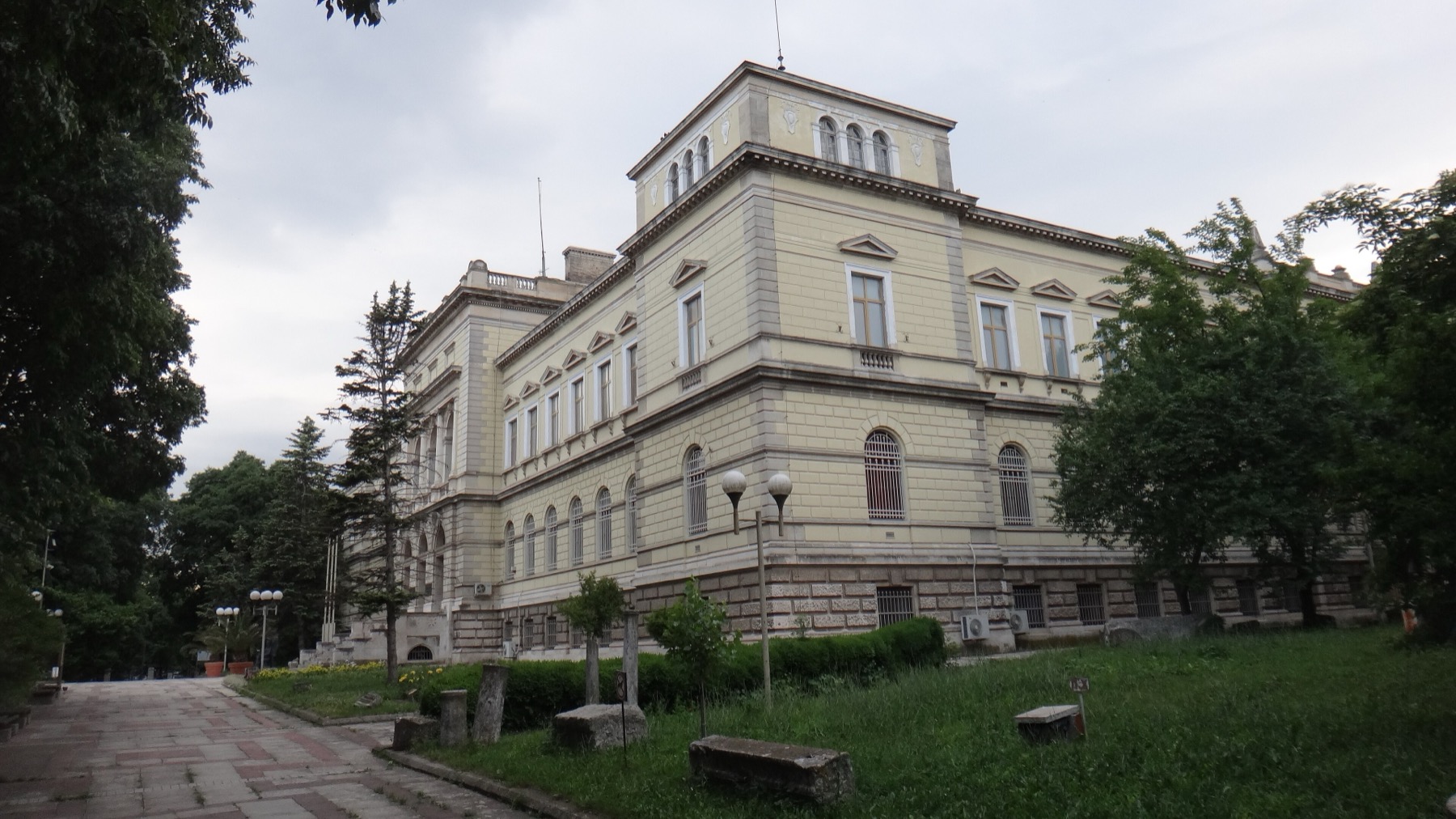Varna, Bulgaria: 20 cosas que ver y hacer en la metrópoli del mar Negro 2026 4 Edificio del Museo Arqueológico de Varna, antiguo instituto femenino