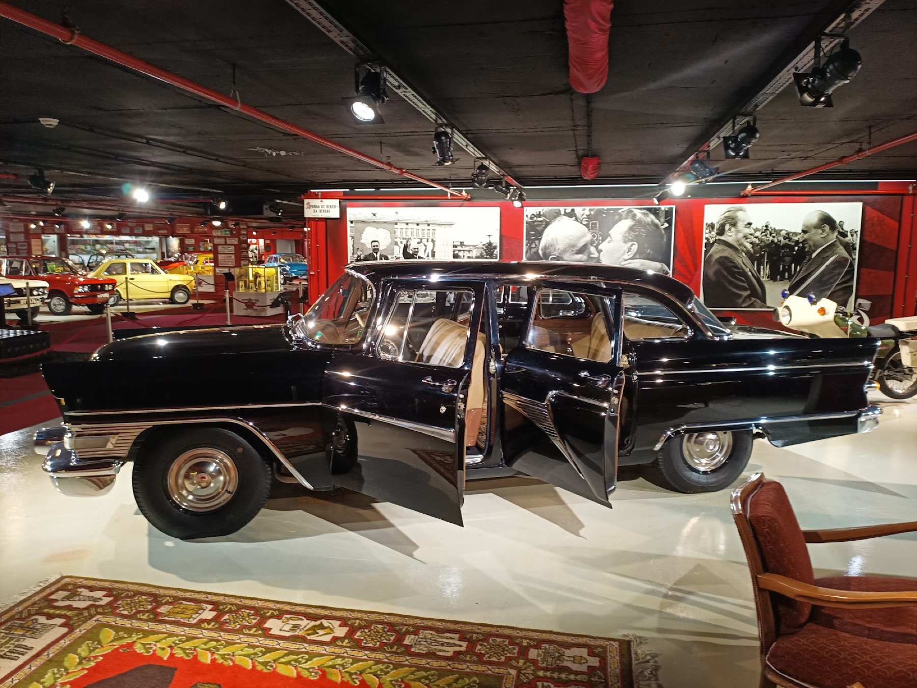 Varna, Bulgaria: 20 cosas que ver y hacer en la metrópoli del mar Negro 2026 10 Coche oficial Chaika GAZ-13 en el Museo Retro de Varna