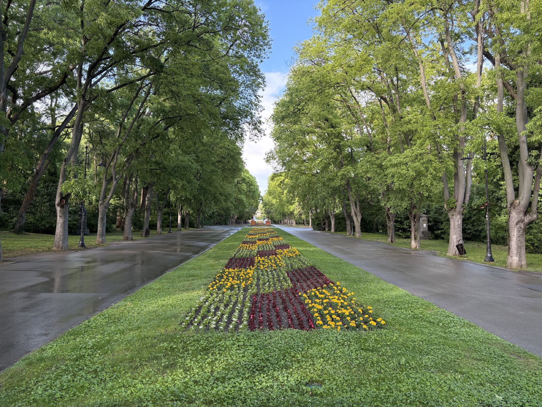 Varna, Bulgaria: 20 cosas que ver y hacer en la metrópoli del mar Negro 2026 12 Avenida arbolada con parterres de flores en el Jardín del Mar de Varna