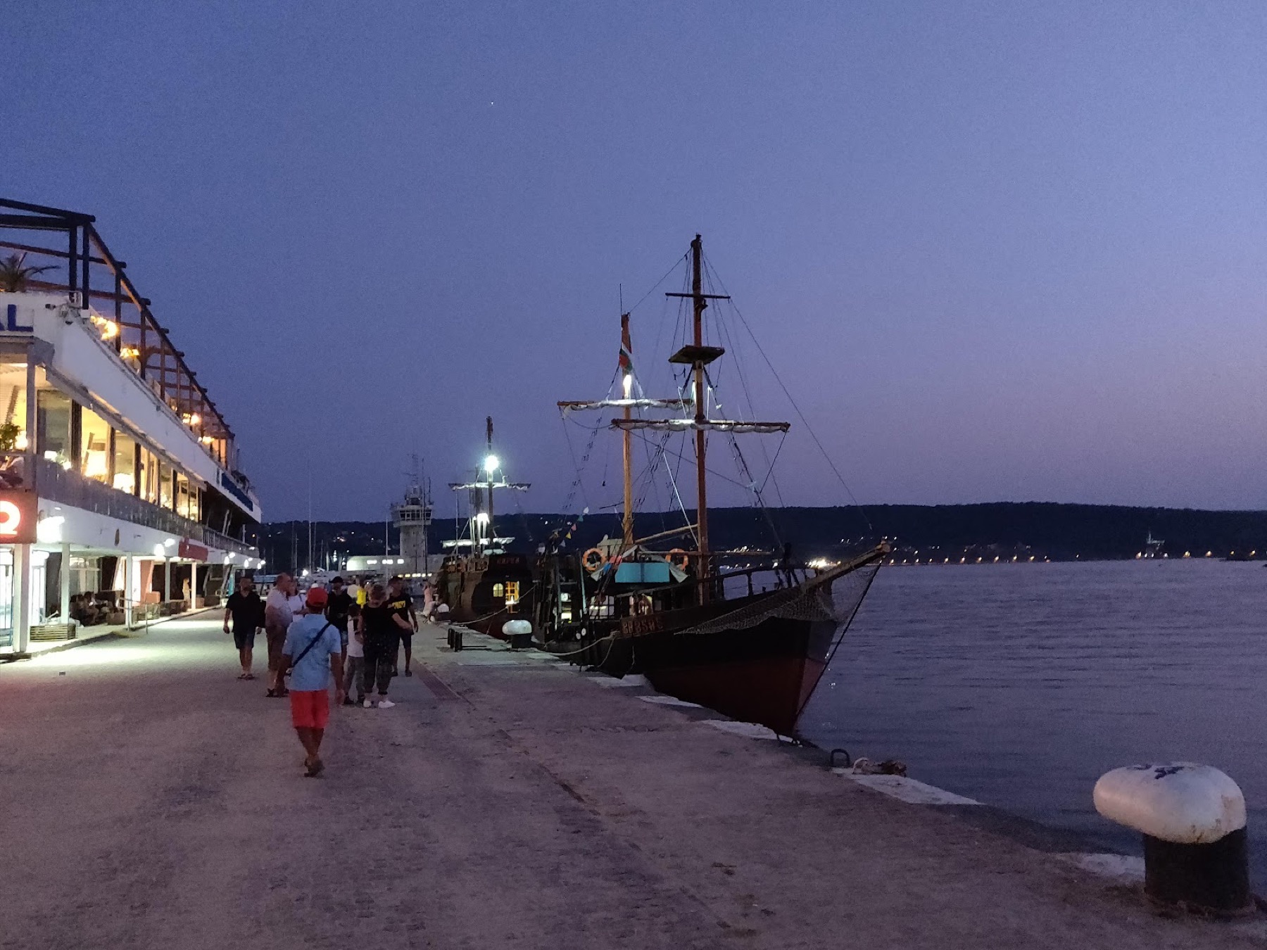 Varna, Bulgaria: 20 cosas que ver y hacer en la metrópoli del mar Negro 2026 33 Paseo marítimo nocturno en el puerto de Varna