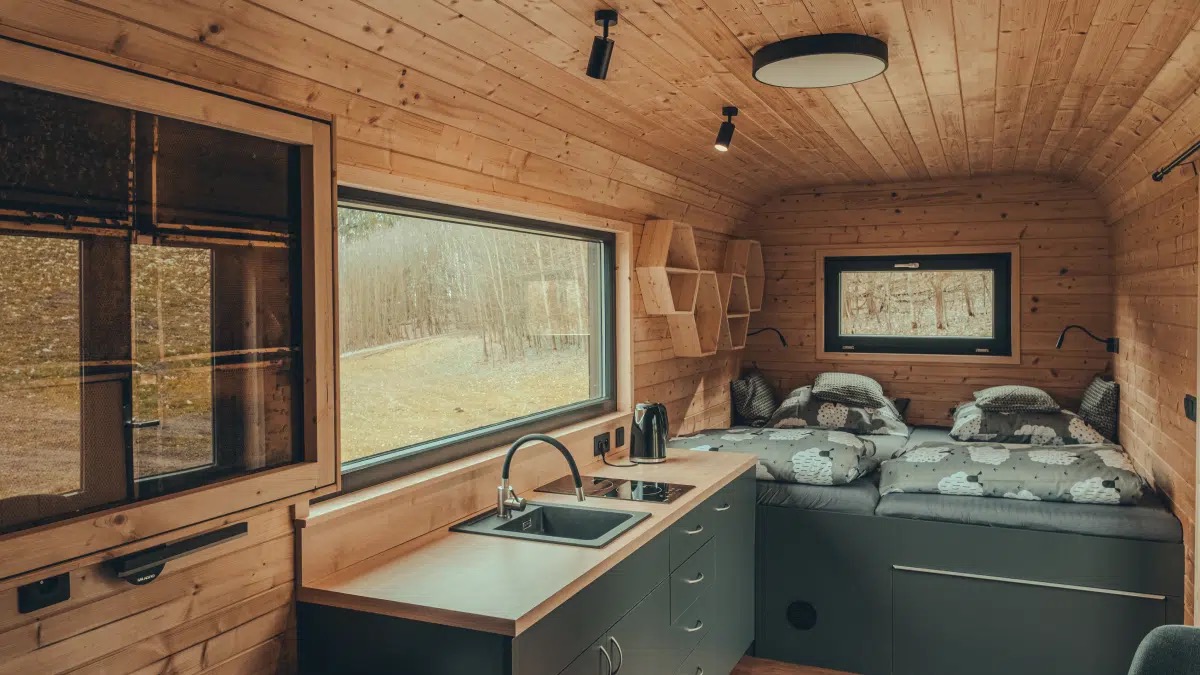 Glamping Tschechien: 34 beste Orte für 2026 16 Císařský medový glamping — Glamping am Bienenstock, unter Hasištejn