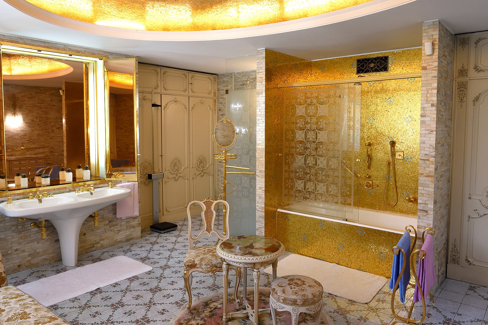 Bukarest, Rumänien: 20 Sehenswürdigkeiten & Ausflüge 2026 11 Goldenes Badezimmer in Ceaușescus Villa Primăverii