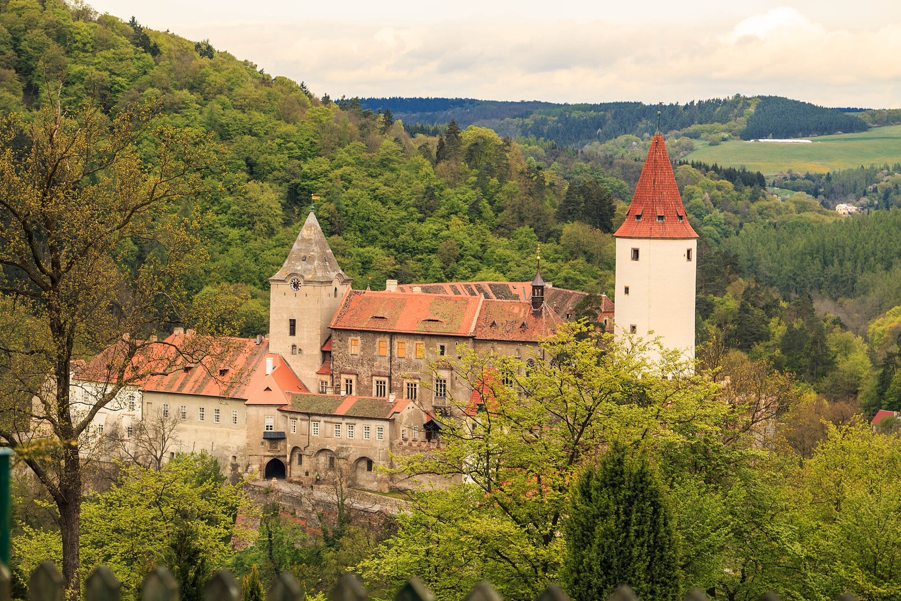 Hrad Křivoklát uprostřed lesů Křivoklátska