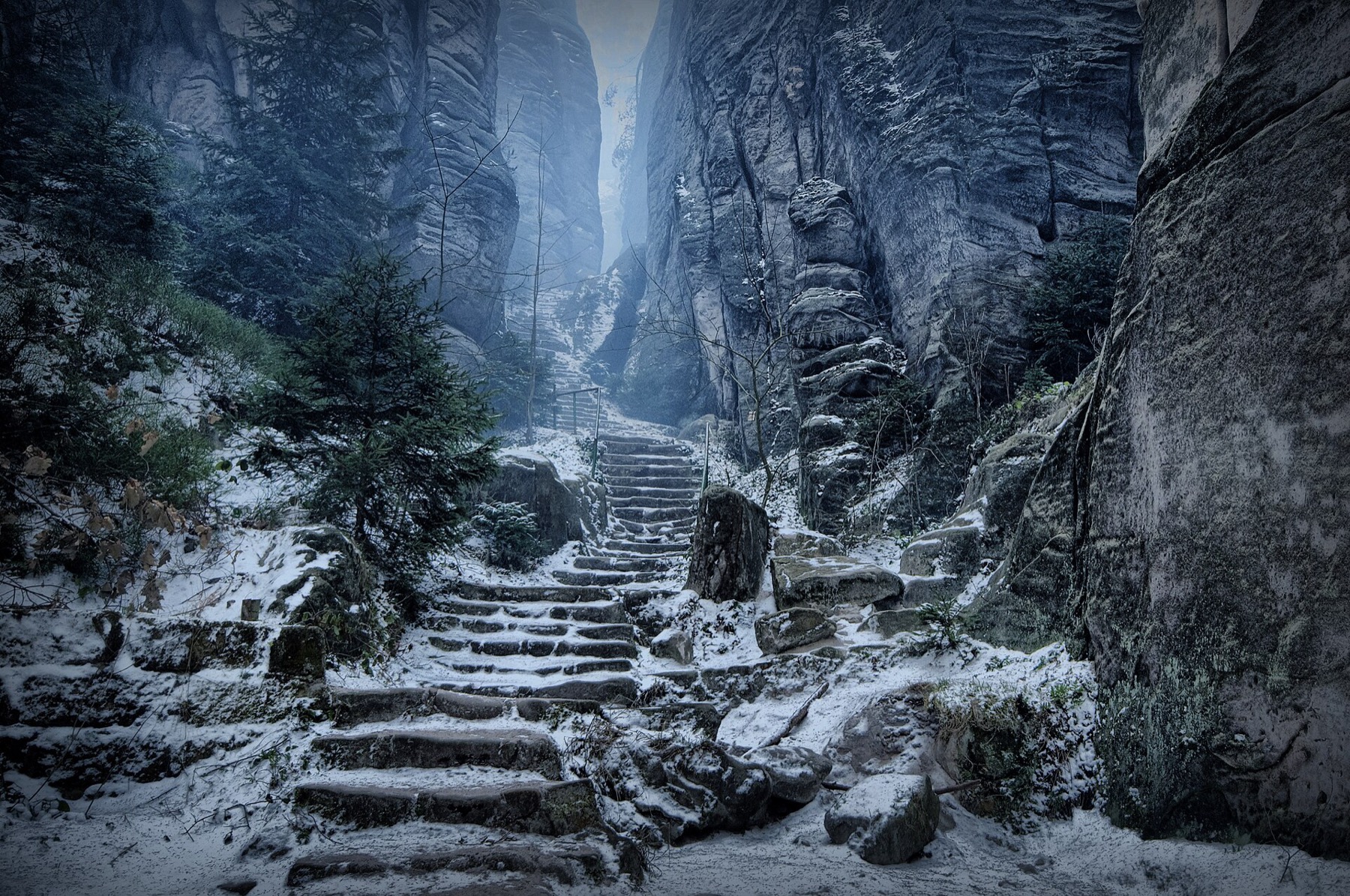 Rocas de Prachov: circuitos, entradas y 12 consejos 2026 10 Paso estrecho entre las rocas