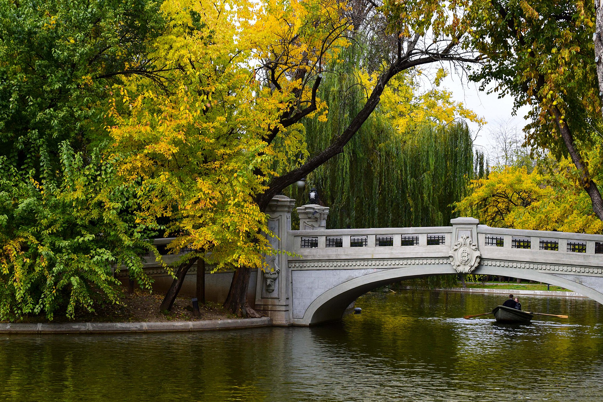 Bukarest, Rumänien: 20 Sehenswürdigkeiten & Ausflüge 2026 13 Weiße Brücke über einem Teich im Cișmigiu-Park