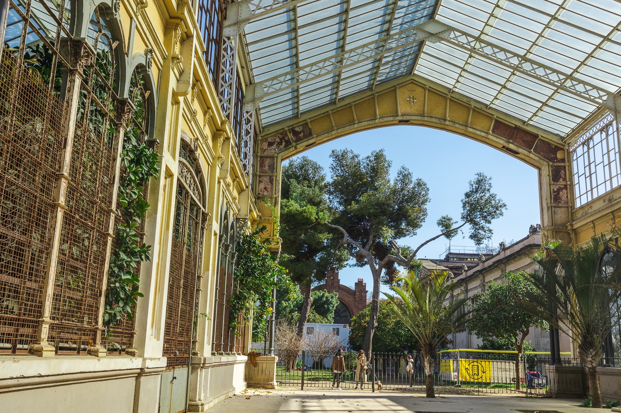 Hol lakj Barcelonában, Spanyolországban: 10 városrész és a „tengerparton olcsón" csapda 2026 13 Üvegház a Ciutadella parkban Barcelonában