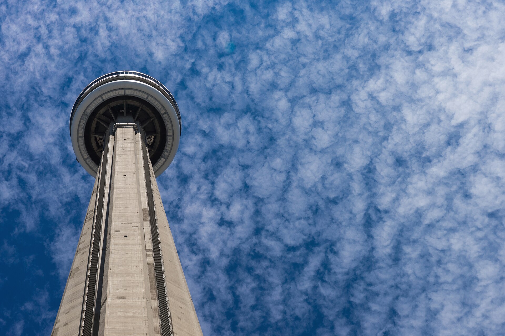 Toronto, Kanada: 20 Sehenswürdigkeiten & Tipps 2026 2 Blick von unten auf den CN Tower