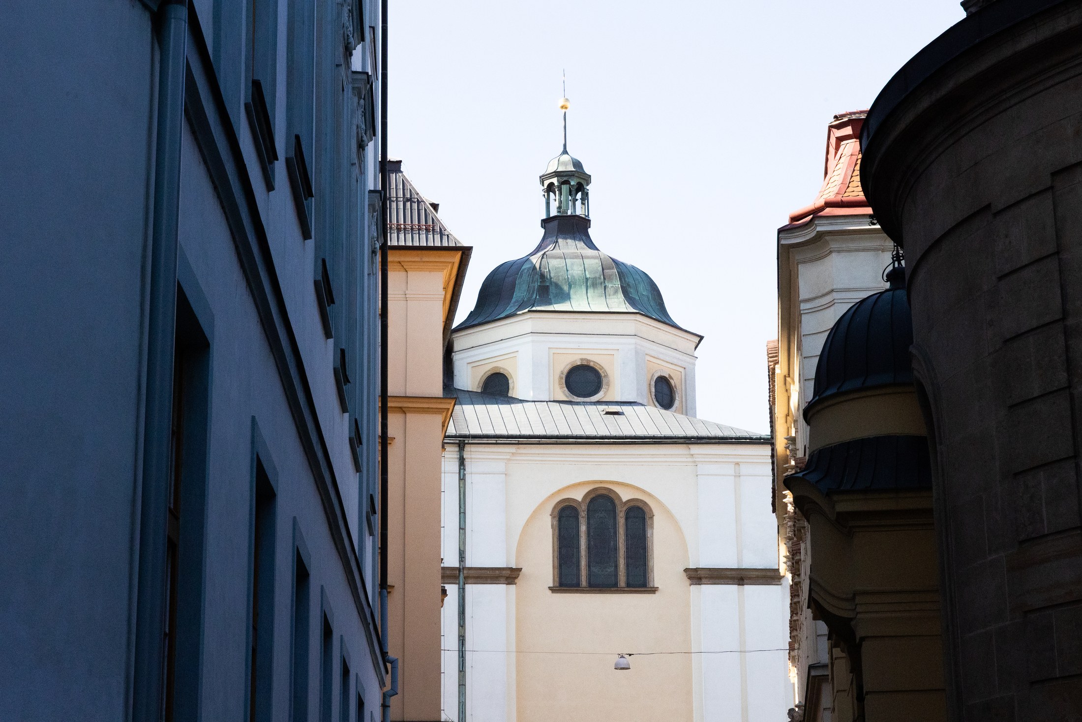 Olomouc i Tjeckien: 14 tips på vad du inte får missa 2026 14 Barockkupol på en kyrka i en gränd i Olomoucs historiska centrum