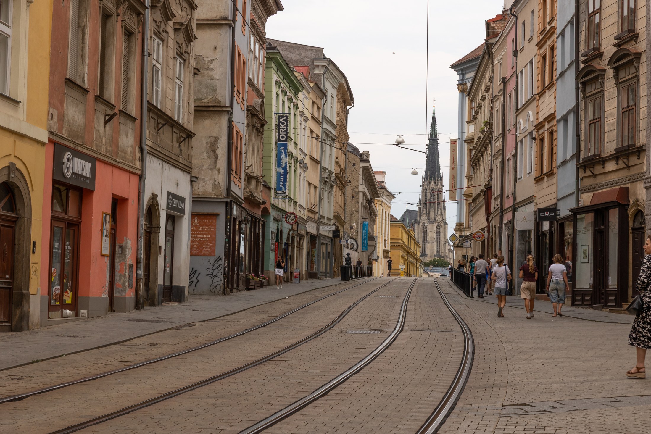 Olomouc i Tjeckien: 14 tips på vad du inte får missa 2026 21 Denisova-gatan i Olomouc med spårvagnsspår