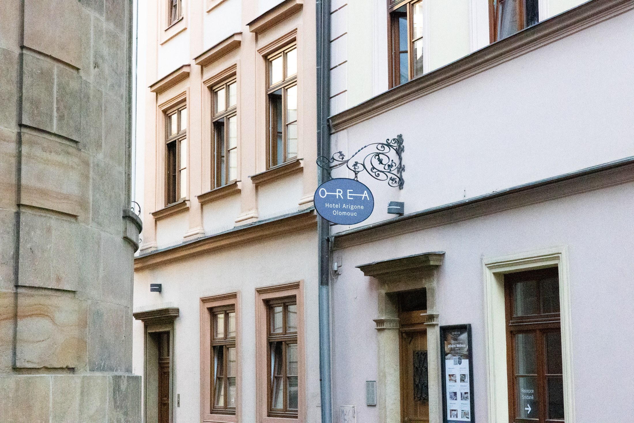 Olomouc i Tjeckien: 14 tips på vad du inte får missa 2026 4 Historisk fasad med skylten för hotell OREA Arigone i Olomouc