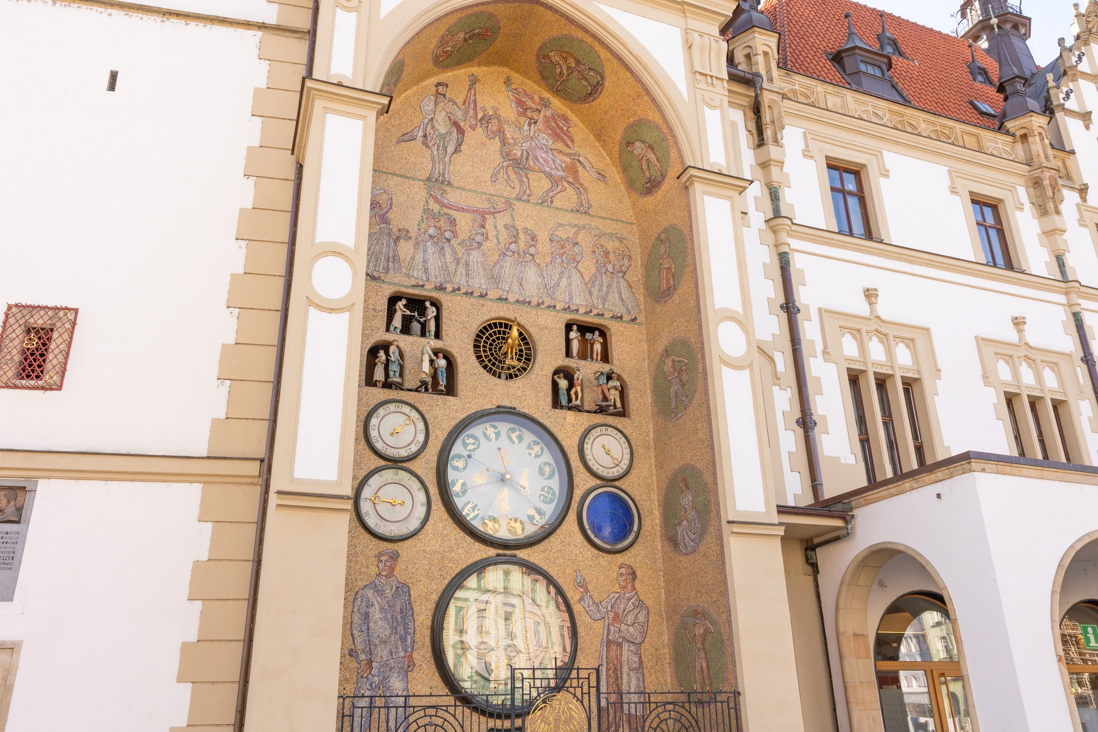 Olomouc i Tjeckien: 14 tips på vad du inte får missa 2026 7 Olomoucs astronomiska ur på rådhusets vägg på Övre torget