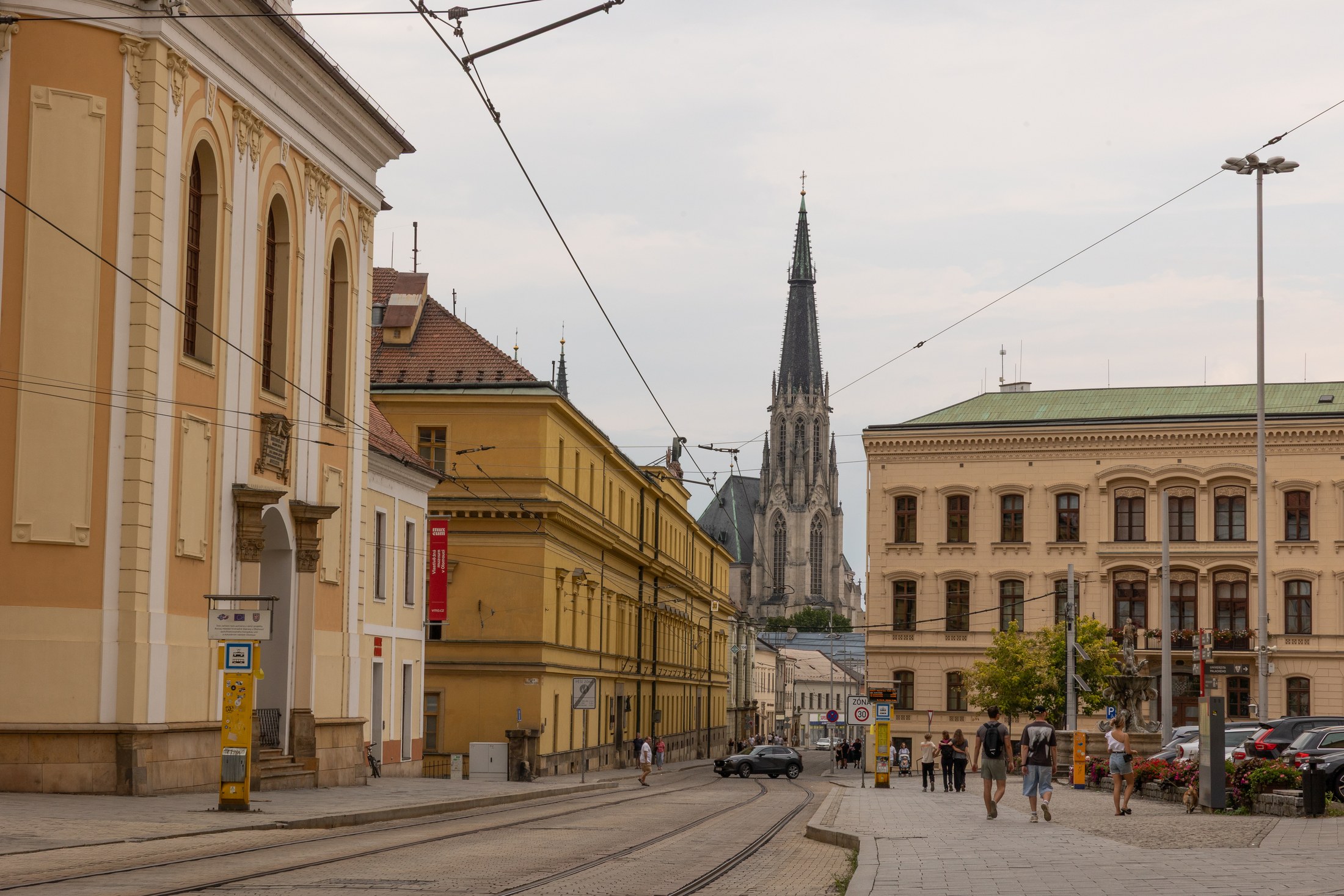 Olomouc i Tjeckien: 14 tips på vad du inte får missa 2026 20 En gata i Olomouc med ett kyrktorn i bakgrunden
