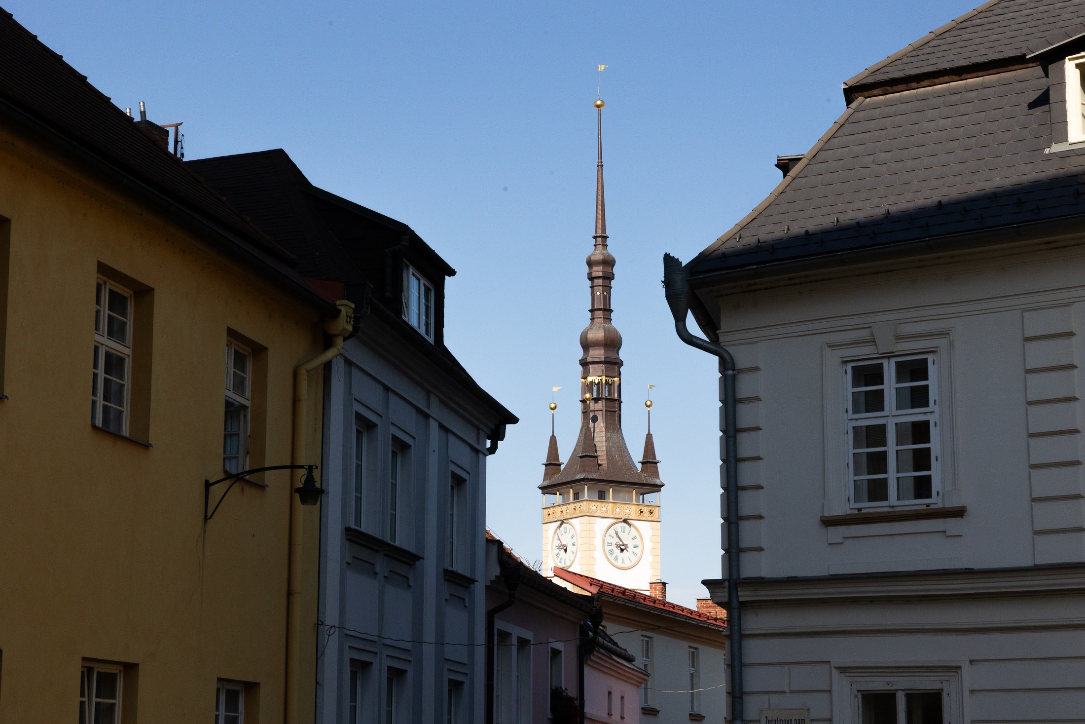 Olomouc i Tjeckien: 14 tips på vad du inte får missa 2026 13 En gränd i Olomouc med rådhustornet i bakgrunden