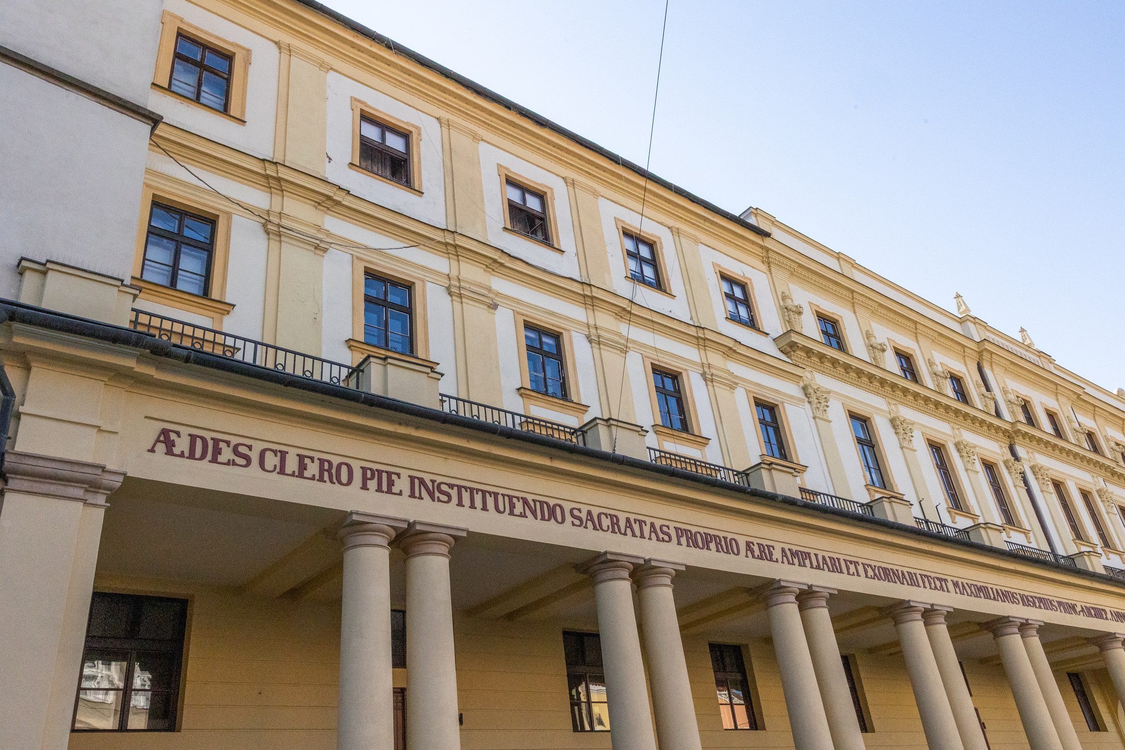 Olomouc i Tjeckien: 14 tips på vad du inte får missa 2026 17 Byggnaden med ärkebiskopsseminariet, idag Palacký-universitetet i Olomouc