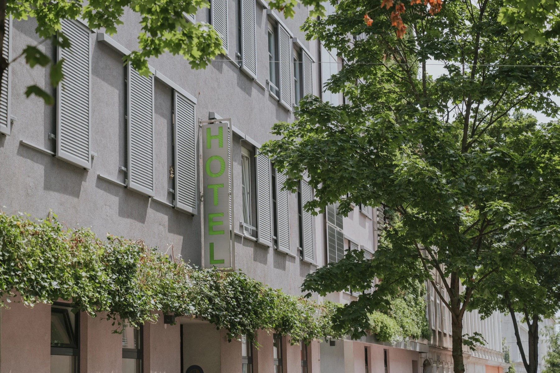 Bécs szállás: 26 tipp hotelekre és biztonságos kerületekre 2026-ban 17 A Boutiquehotel Stadthalle zöld homlokzata a Westbahnhof mellett