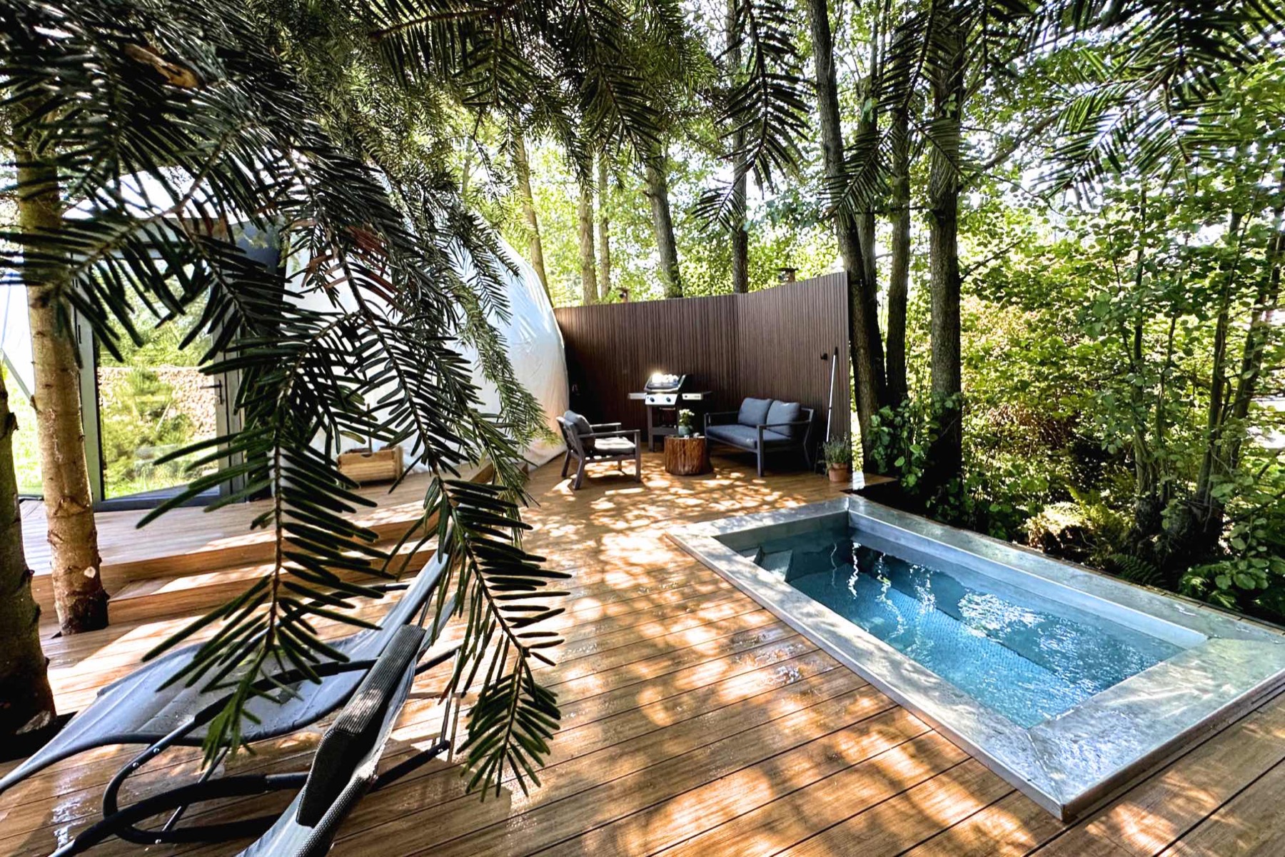 Alojamientos únicos del mundo: 35 lugares para tu bucket list en 2026 68 Tina caliente y terraza de Colony Glamping