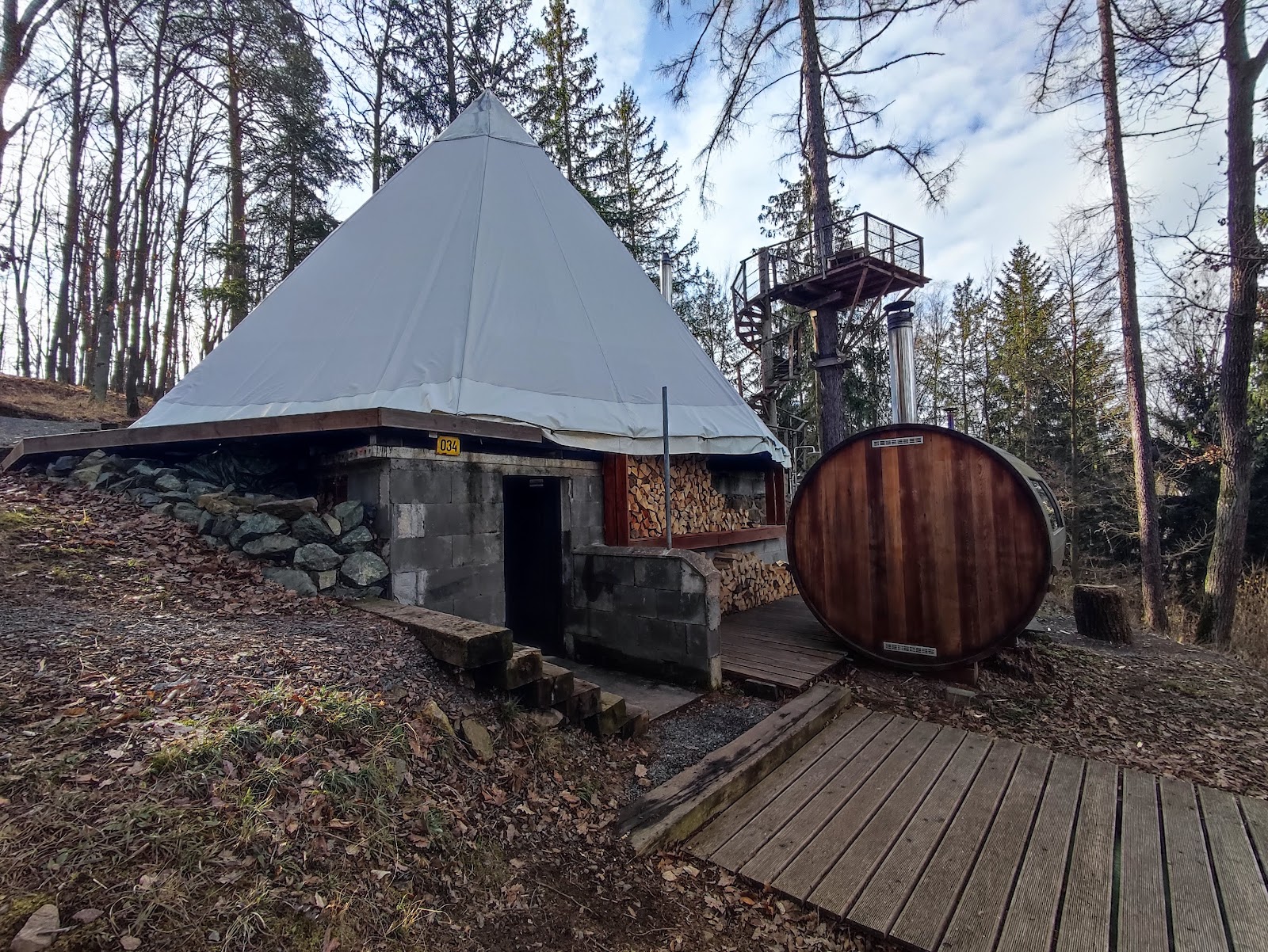 Glamping Tschechien: 34 beste Orte für 2026 40 Baumhaus Stromhouse im Posázaví