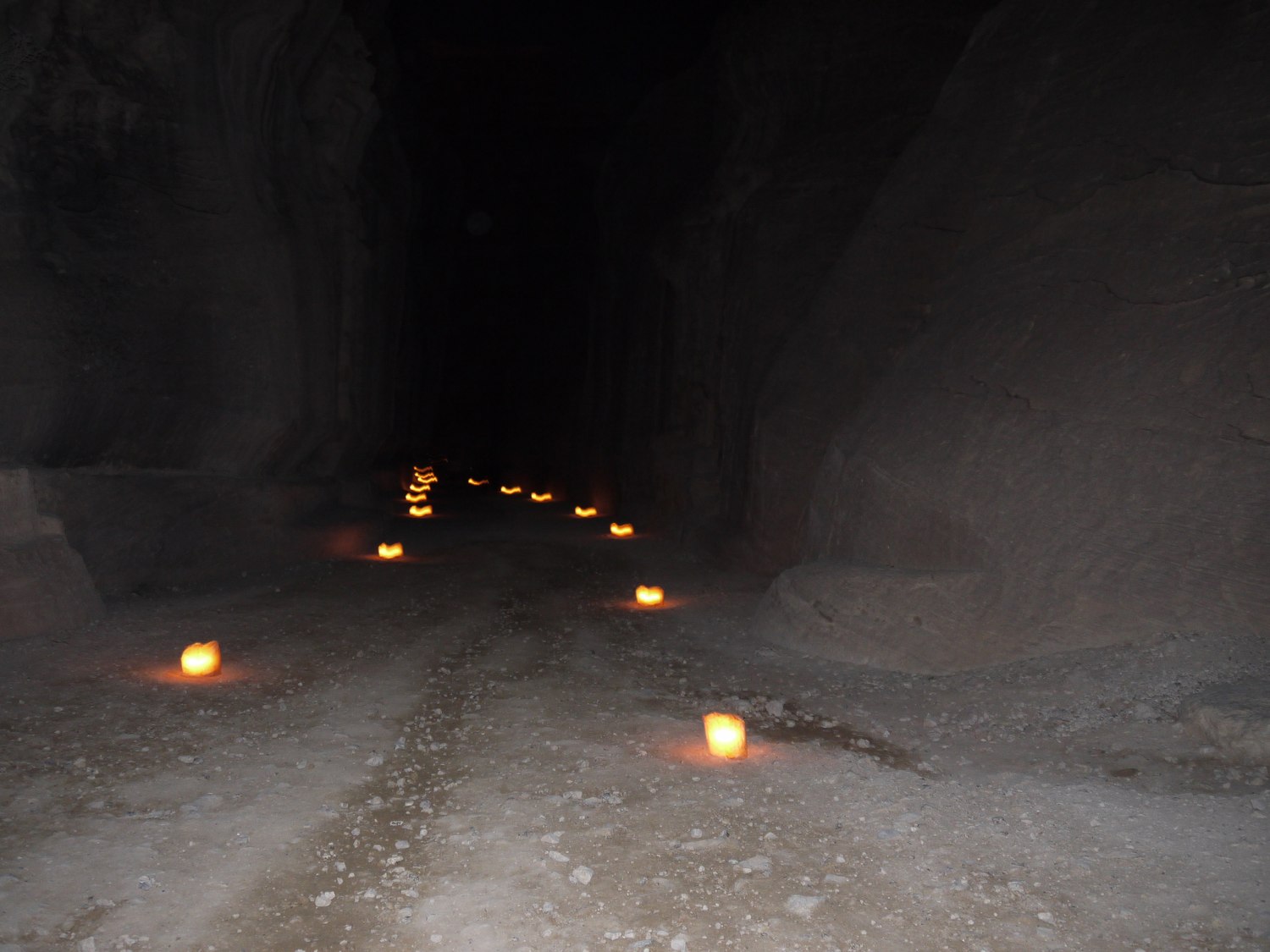 Loma Jordaniassa: 20 vinkkiä Petrasta Wadi Rumiin vuonna 2026 7 Petra by Night kynttilänvalossa