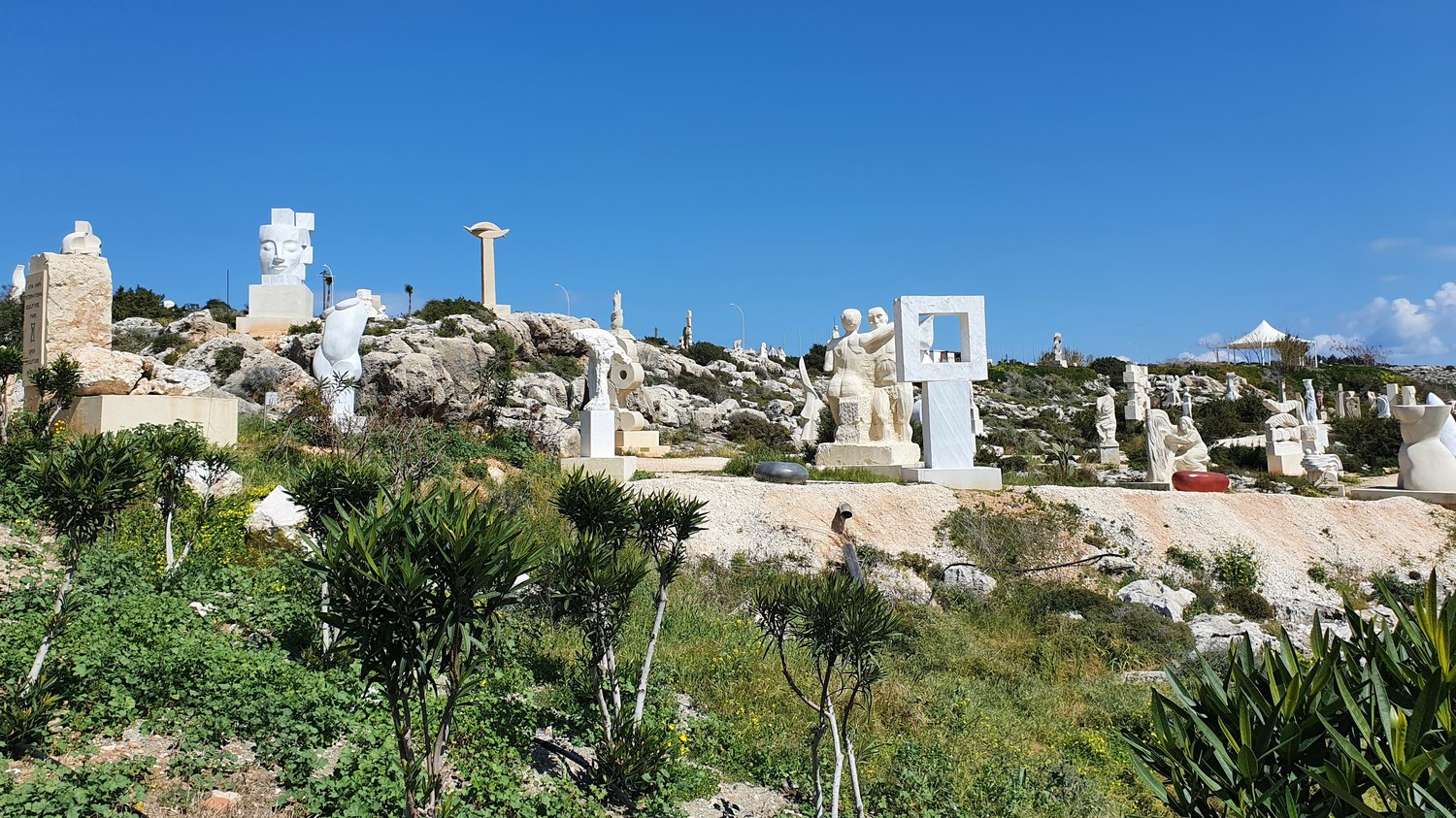 Vakantie Cyprus: 24 tips wat te zien en waar naar zee in 2026 18 Beeldenpark boven de zee in Ayia Napa