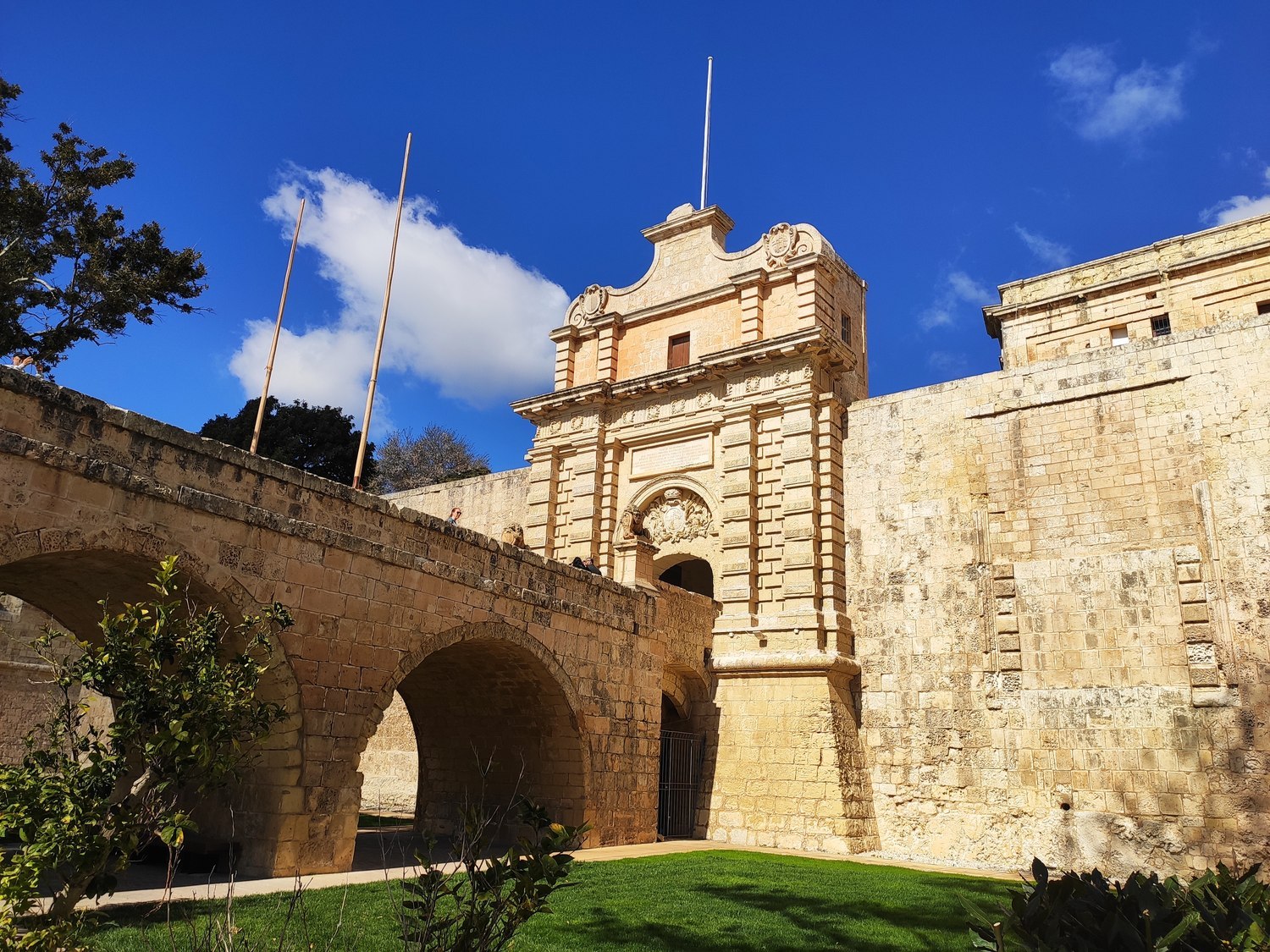 Vacaciones en Malta: 24 cosas que ver y hacer en 2026 8 Puerta de entrada a Mdina, la Ciudad Silenciosa