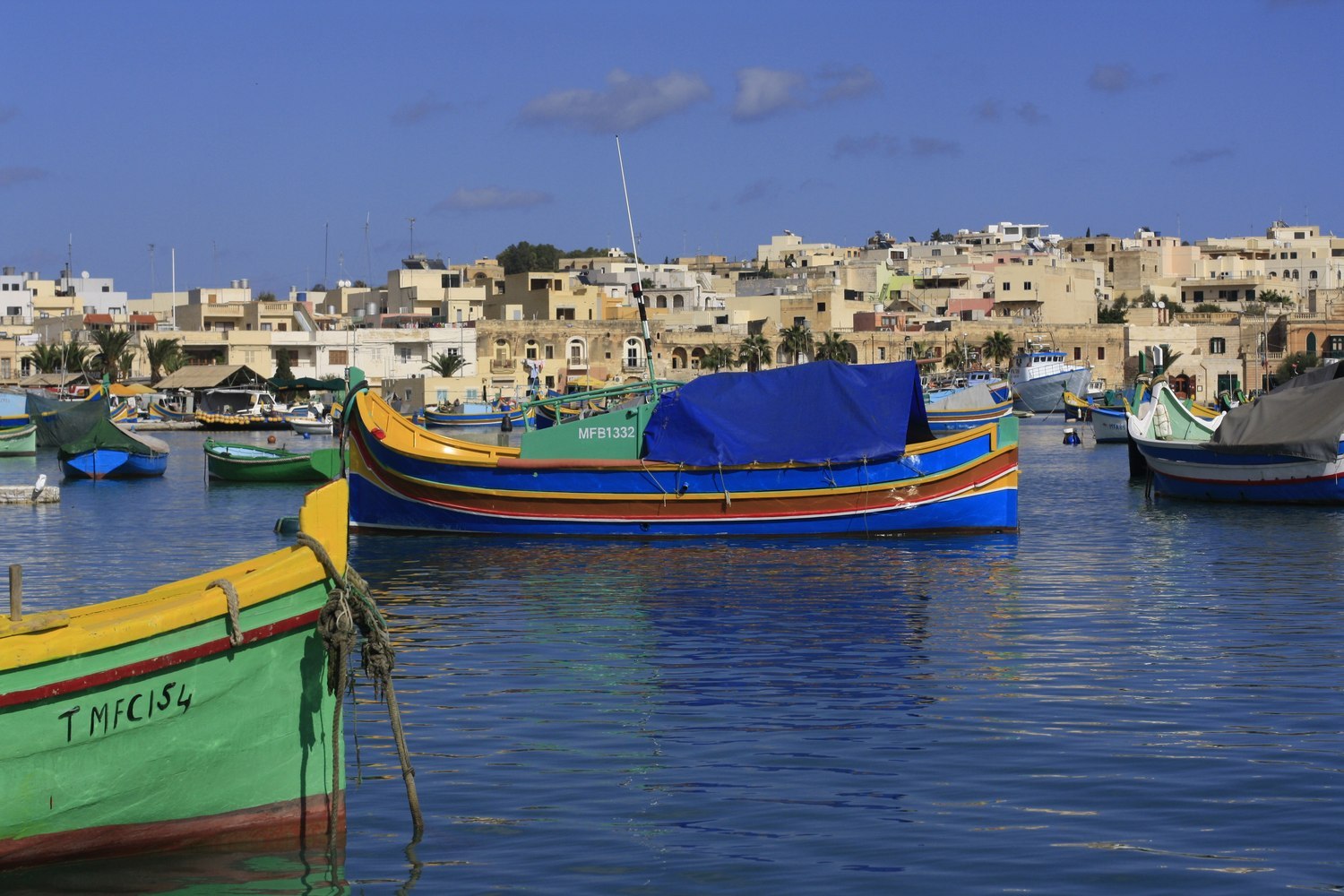 Vacaciones en Malta: 24 cosas que ver y hacer en 2026 14 Barcas de colores luzzu en Marsaxlokk