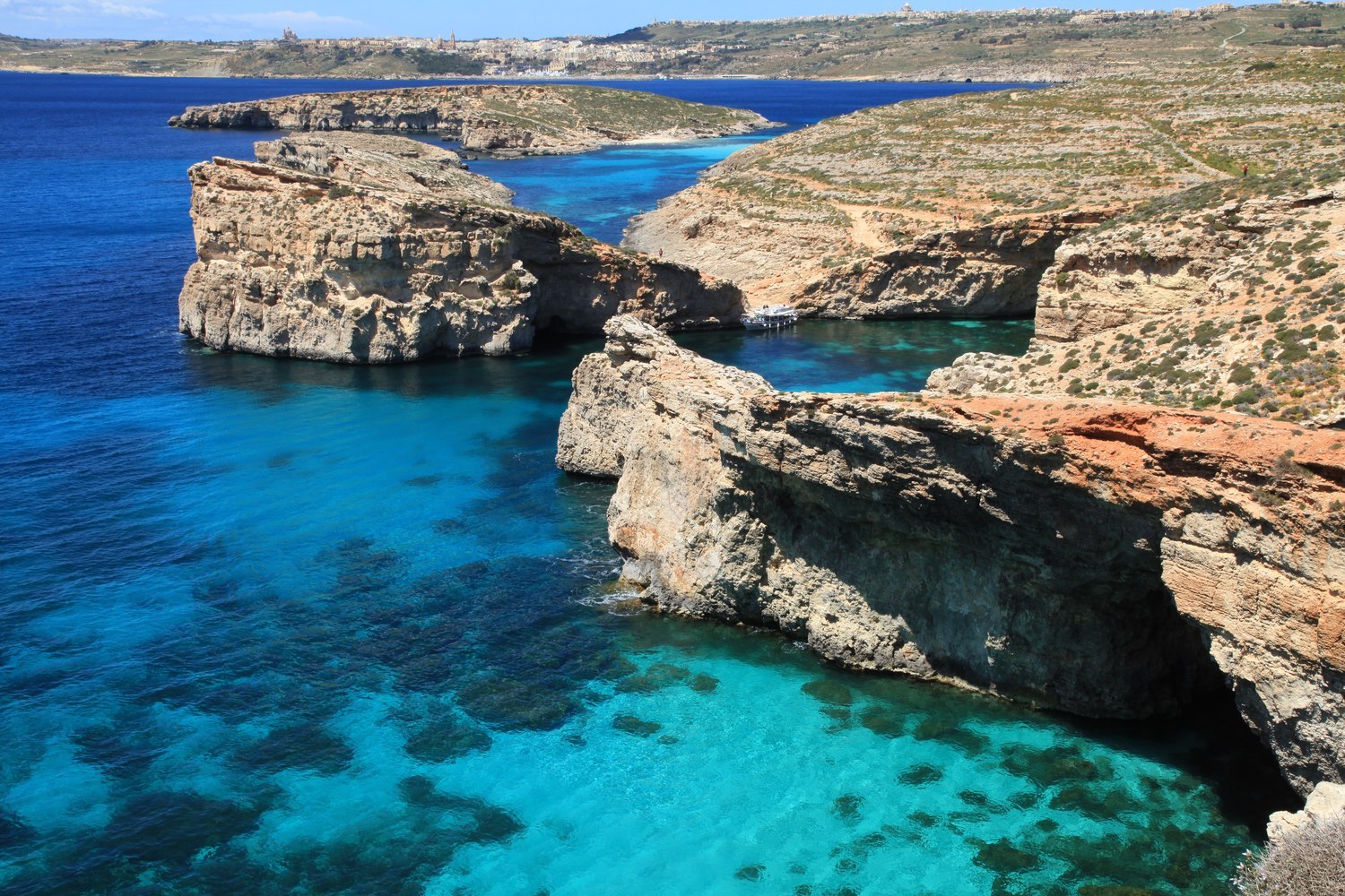 Vacaciones en Malta: 24 cosas que ver y hacer en 2026 20 Laguna Azul en el islote de Comino