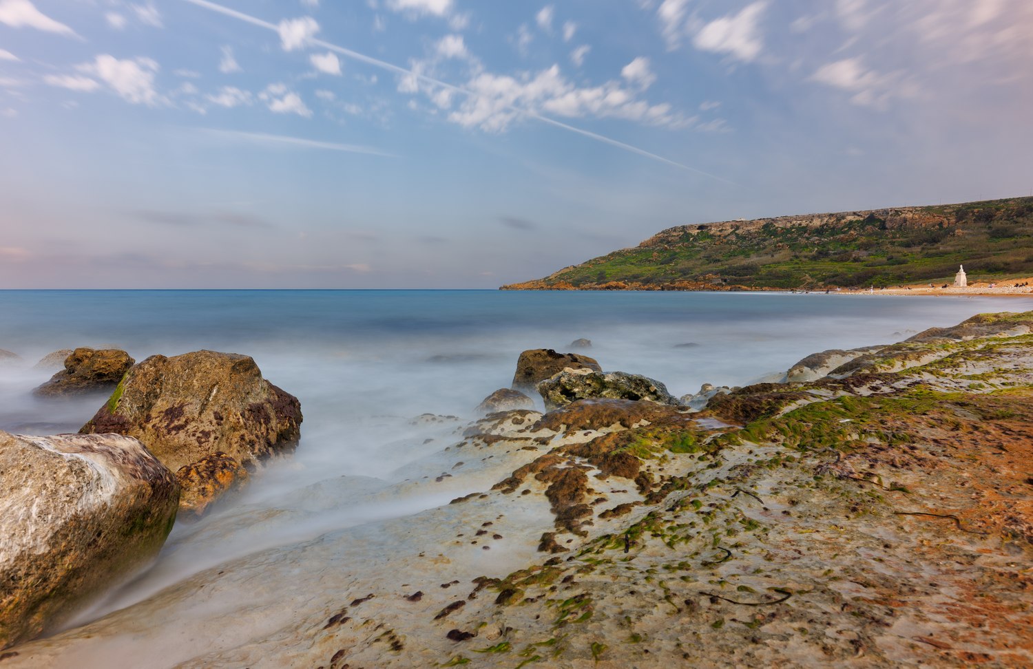 Vacaciones en Malta: 24 cosas que ver y hacer en 2026 23 Arena roja de la playa de Ramla Bay