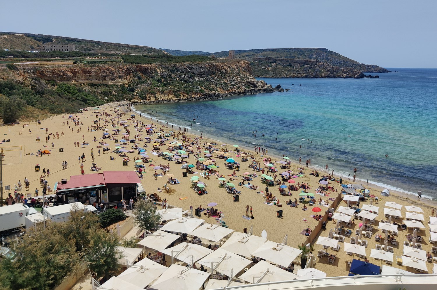 Vacaciones en Malta: 24 cosas que ver y hacer en 2026 26 Playa de Golden Bay en Malta