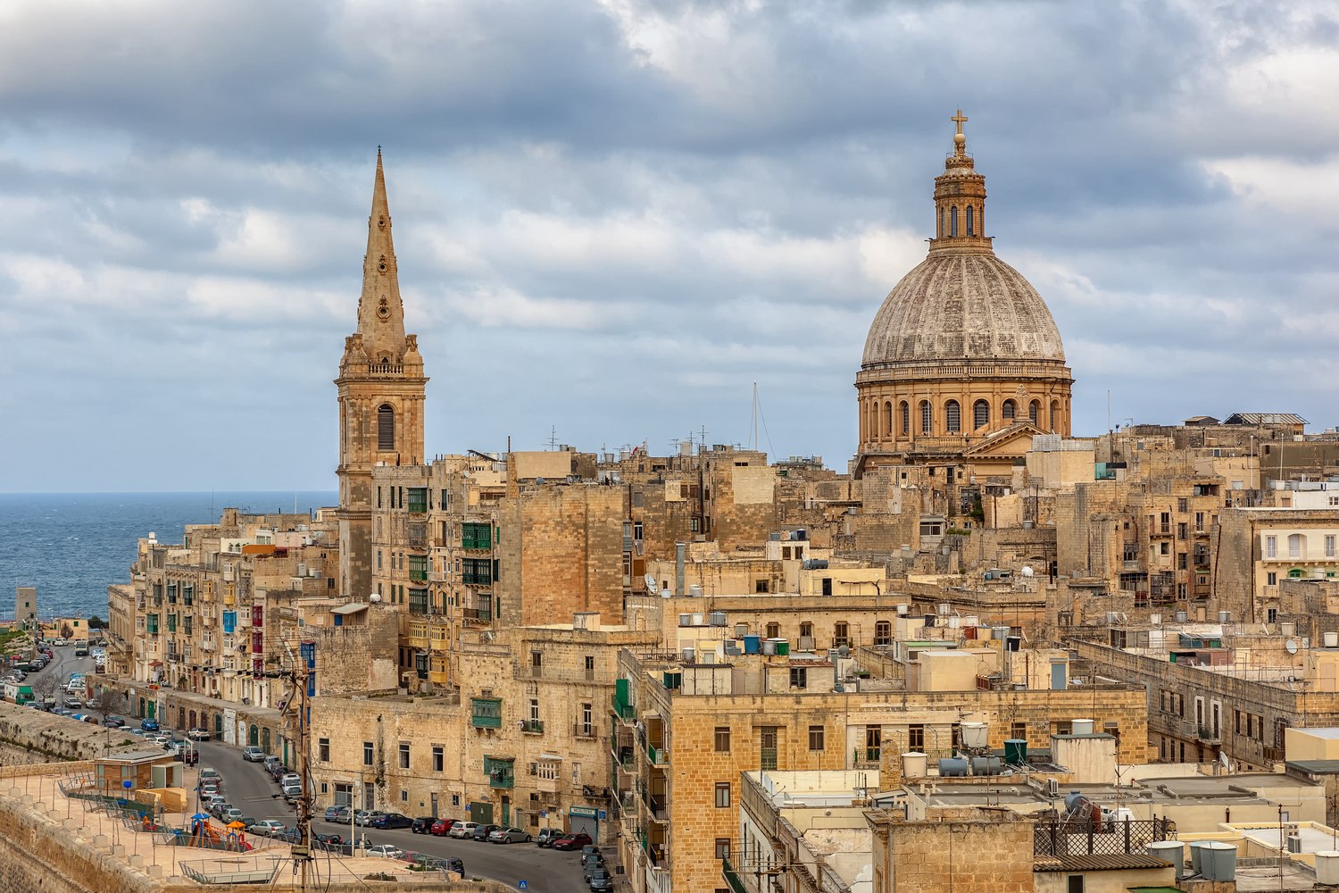 Vacaciones en Malta: 24 cosas que ver y hacer en 2026 1 Balcones de colores en las callejuelas de La Valeta