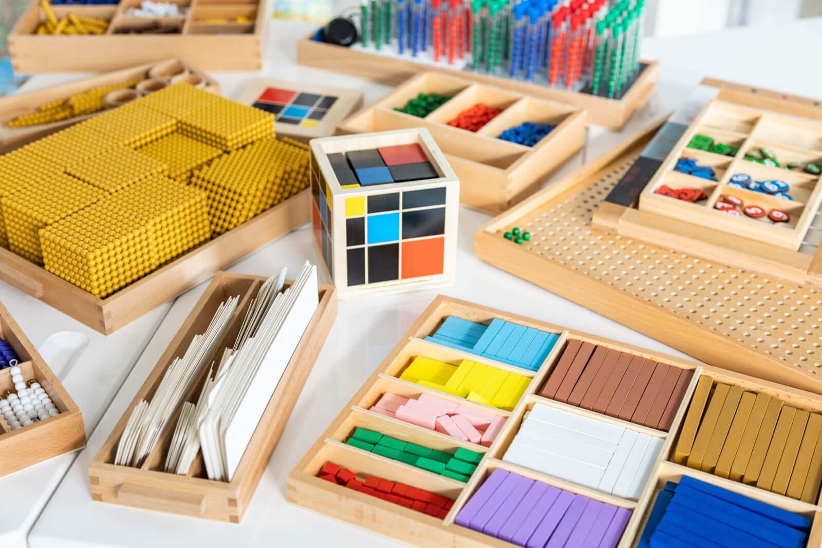 Písek con i bambini: 44 consigli di una mamma del posto per il 2026 8 Materiali Montessori nei laboratori Fazole a Písek