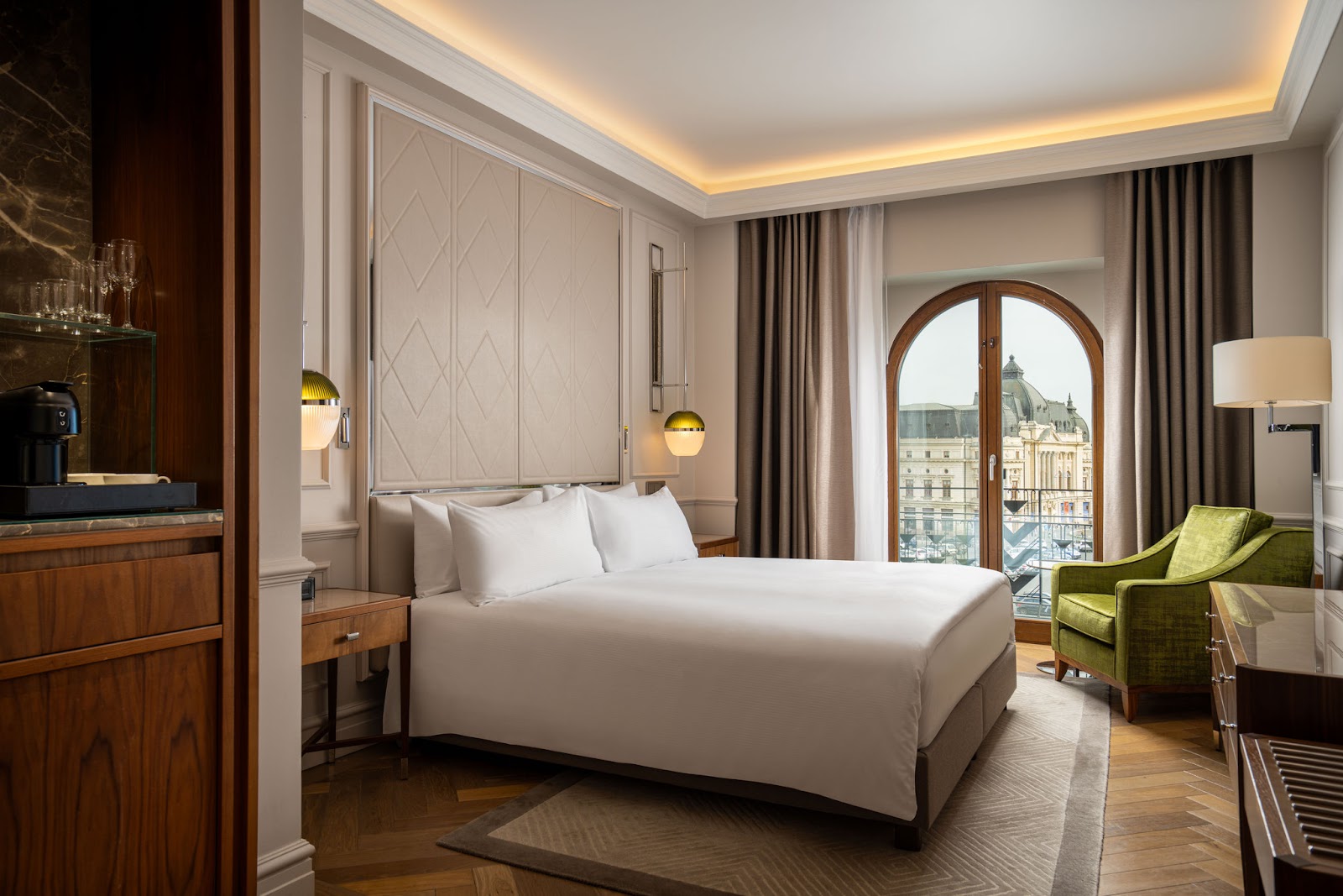 Dónde alojarse en Bucarest, Rumanía: 18 mejores hoteles y barrios en 2026 2 Habitación con vistas en el hotel InterContinental Athénée Palace en Bucarest