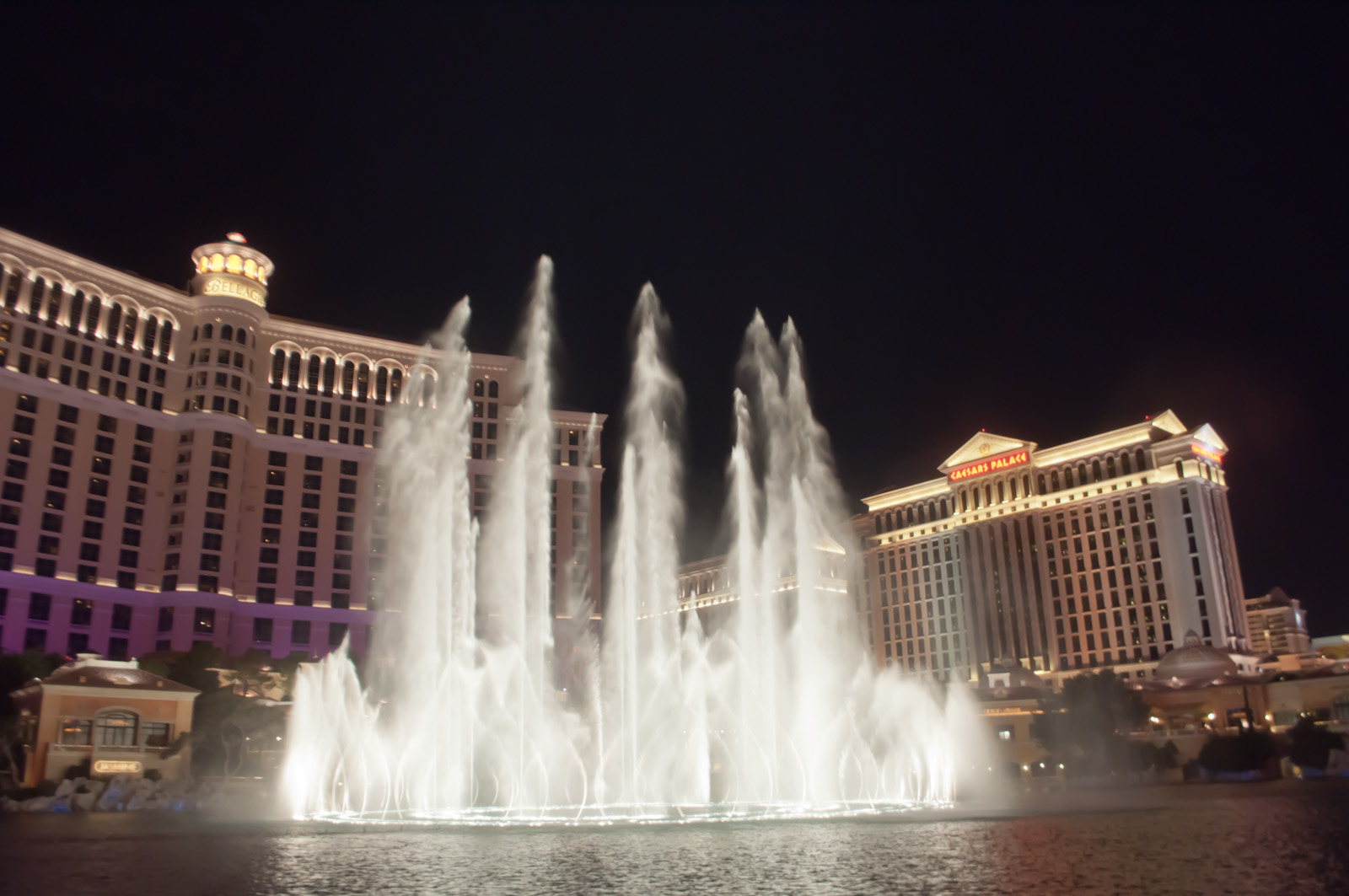 Las Vegas, USA: 29 tipp, mit láss a Stripen túl is 2026-ban 2 Kivilágított szökőkutak a Bellagio hotel előtt az esti show során