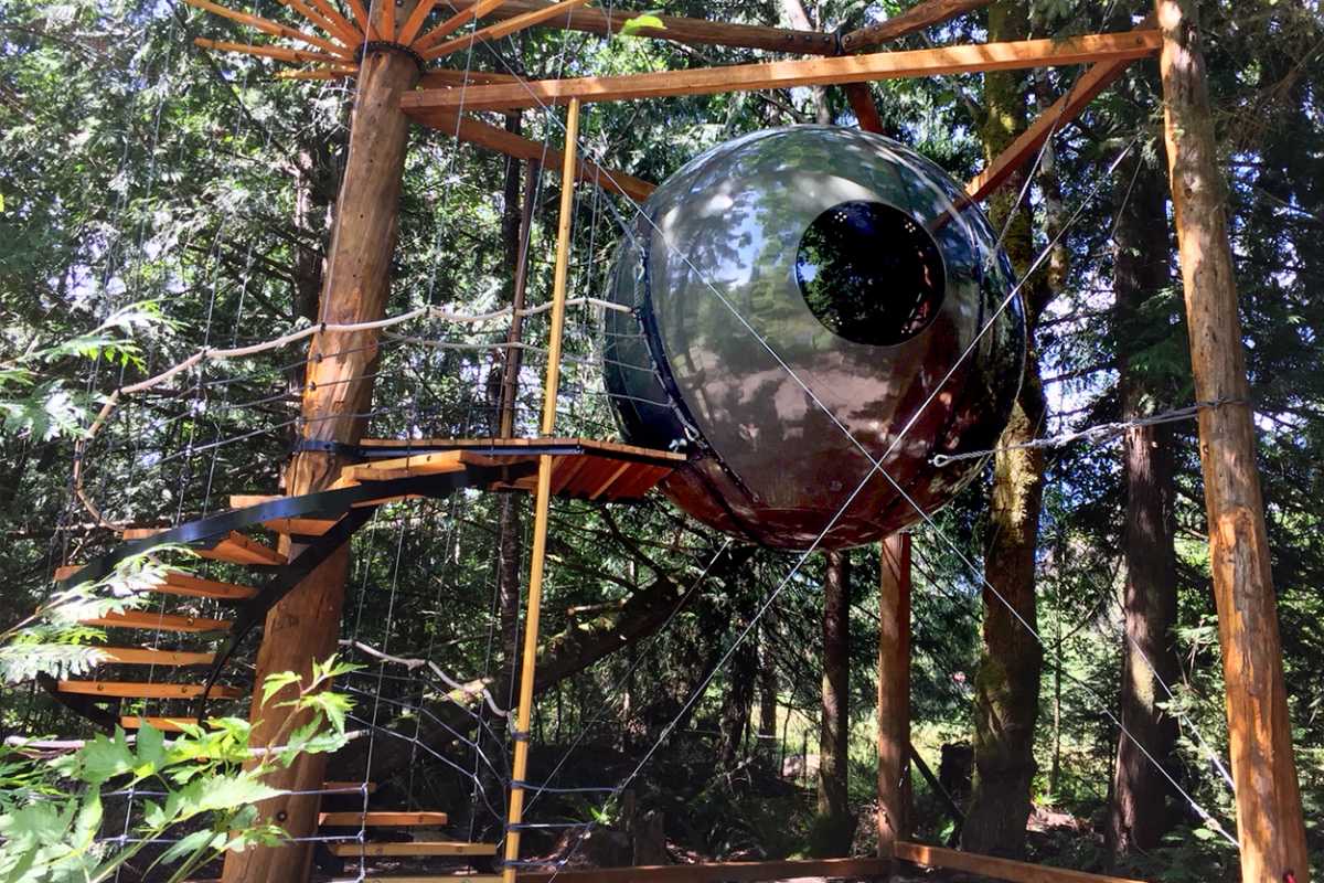 Alojamientos únicos del mundo: 35 lugares para tu bucket list en 2026 32 Esfera de madera Free Spirit Spheres colgada entre troncos