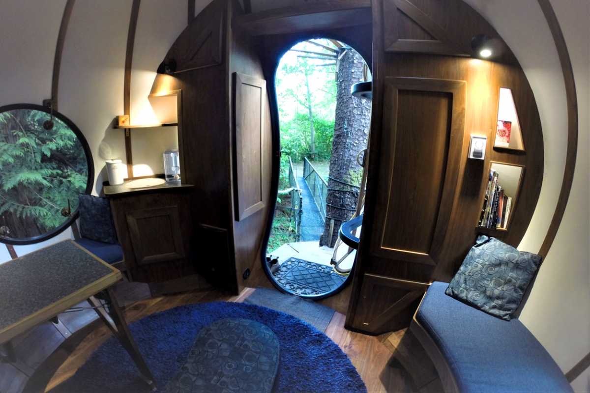 Alojamientos únicos del mundo: 35 lugares para tu bucket list en 2026 33 Interior de la esfera Free Spirit Spheres con ventanas redondas