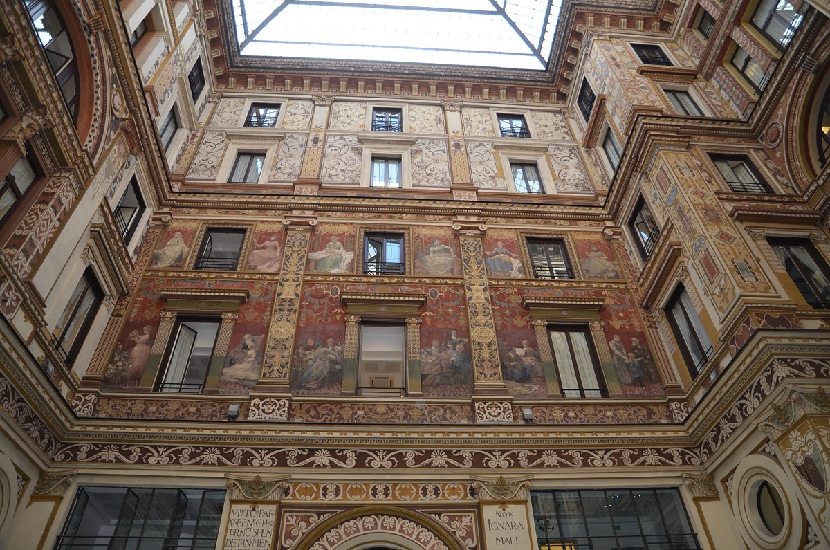 Co vidět v Římě: 40 nejlepších míst, která navštívit 34 Freskami zdobené nádvoří Galleria Sciarra v Římě