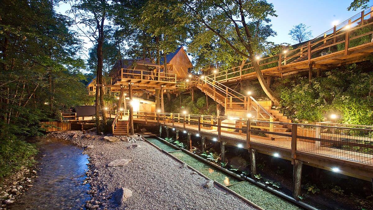 Alojamientos únicos del mundo: 35 lugares para tu bucket list en 2026 64 Sendero iluminado entre las casitas de Garden Village Bled