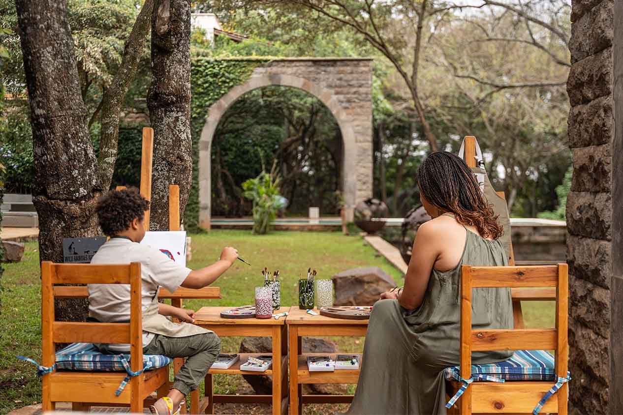 Alojamientos únicos del mundo: 35 lugares para tu bucket list en 2026 23 Desayuno en el jardín del Giraffe Manor