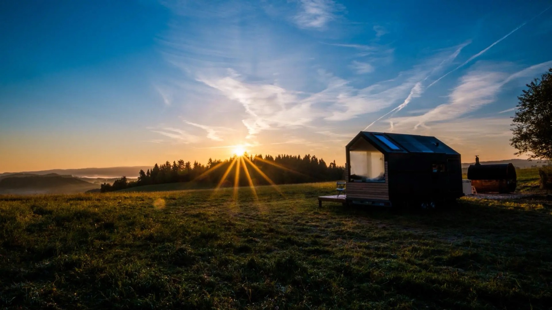 Alojamientos únicos del mundo: 35 lugares para tu bucket list en 2026 74 Casita de GLAMPINO al amanecer sobre Český Krumlov
