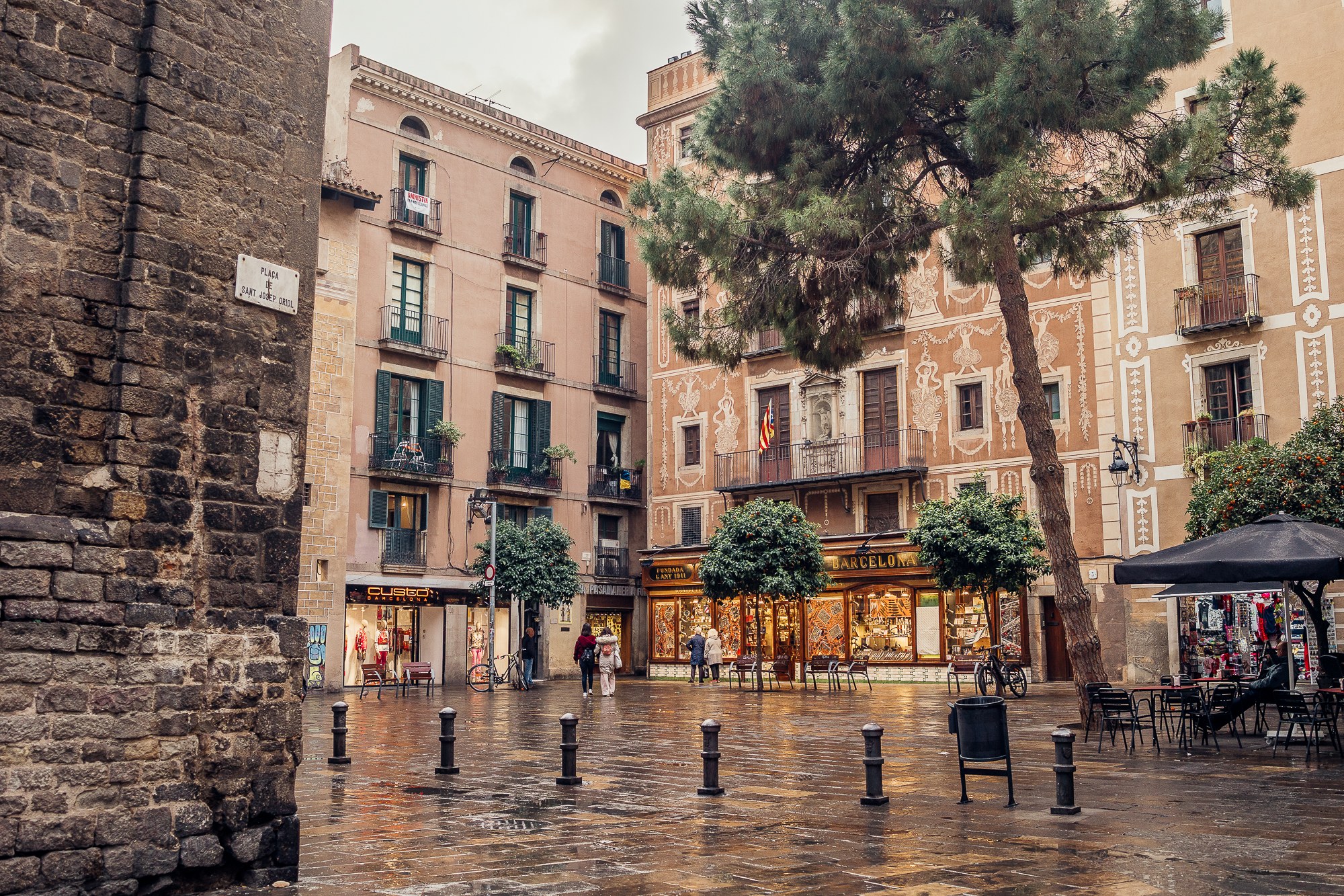 Mit érdemes megnézni Barcelonában 2026-ban: 25+ tipp, amit át kell élned 7 Tér a barcelonai gótikus negyedben eső után