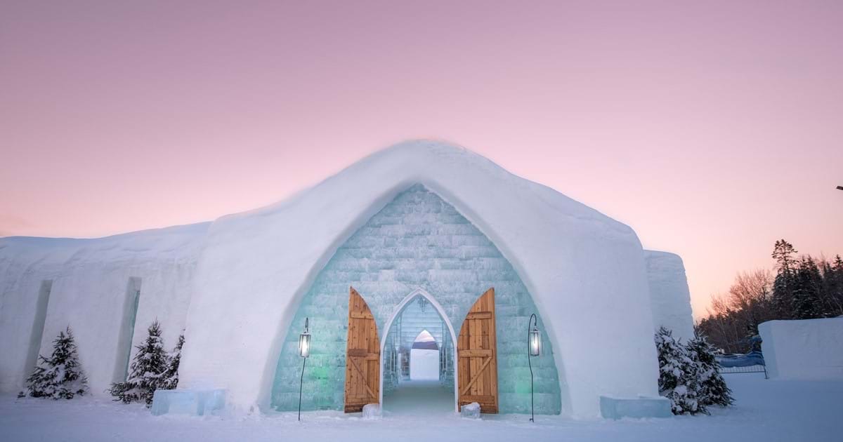 Alojamientos únicos del mundo: 35 lugares para tu bucket list en 2026 5 Hotel de hielo Hôtel de Glace cerca de Quebec con luz rosada
