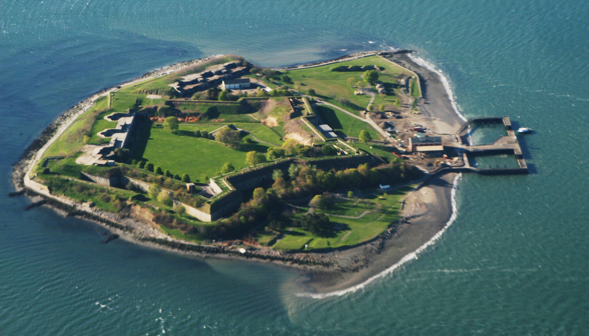 Boston, USA: 22 Things to See and Do + Freedom Trail 24 Island with a fort in Boston Harbor
