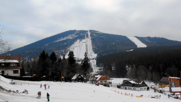 Harrachov 2026: 14 tipů, sjezdovky, skipas a mamutí můstek