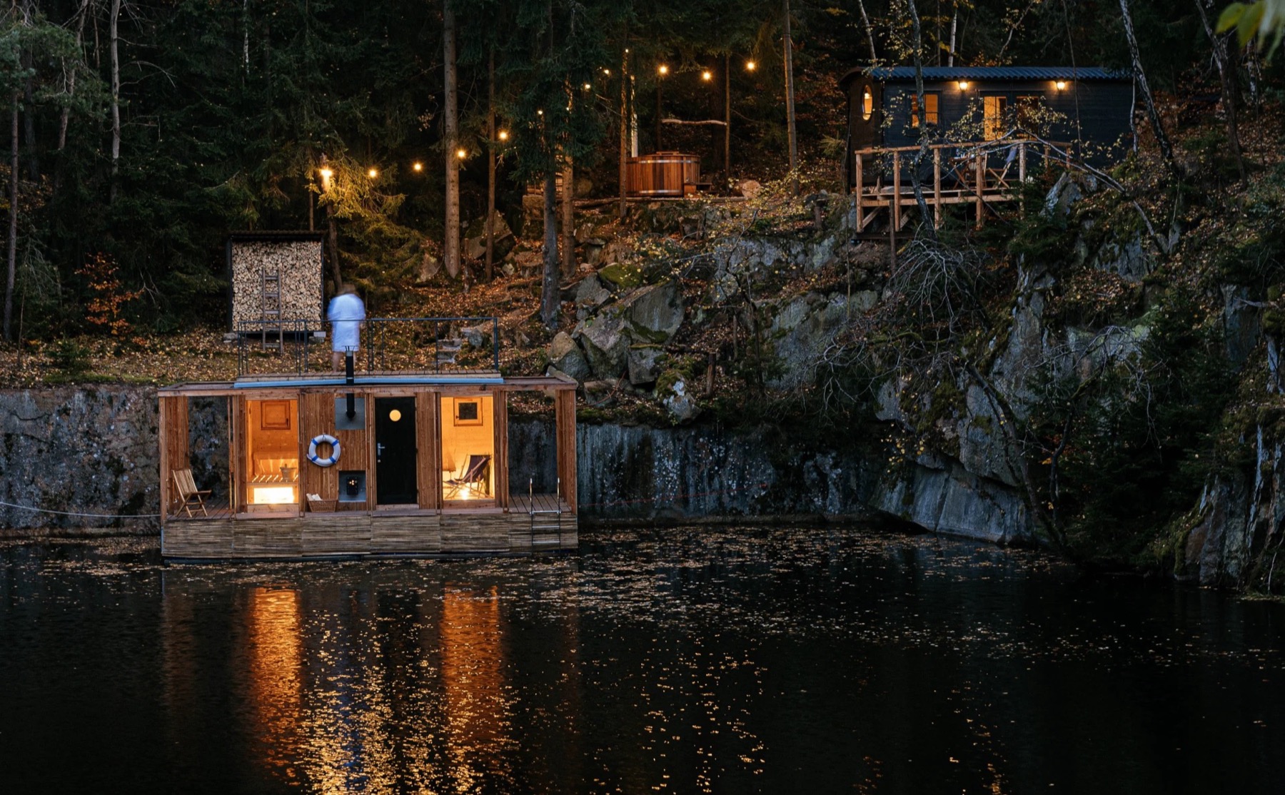 Alojamientos únicos del mundo: 35 lugares para tu bucket list en 2026 75 Hidden Retreat sobre la lámina de agua de una cantera en Vysočina