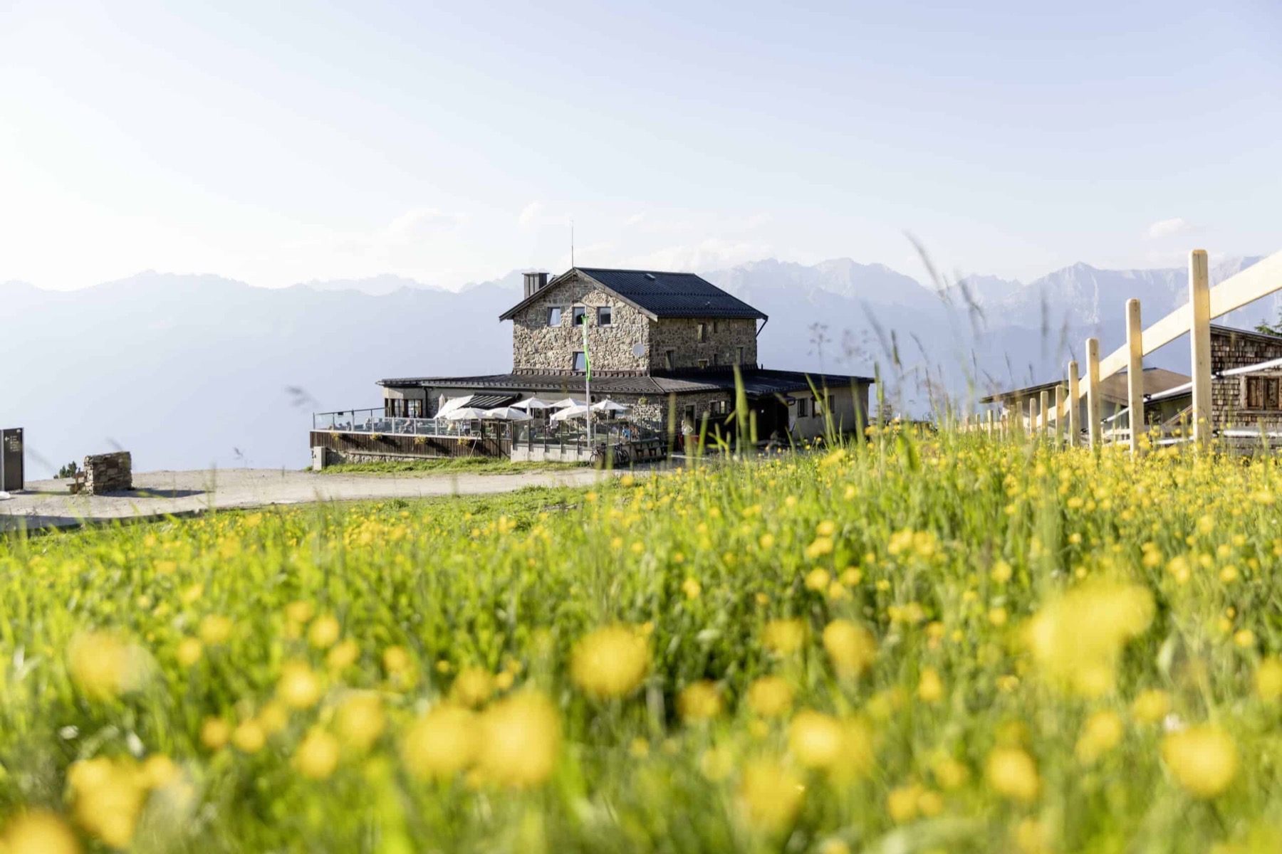 Wo übernachten in Innsbruck: 17 beste Hotels 2026 19 Wiese und Berge um das Hotel Bon Alpina